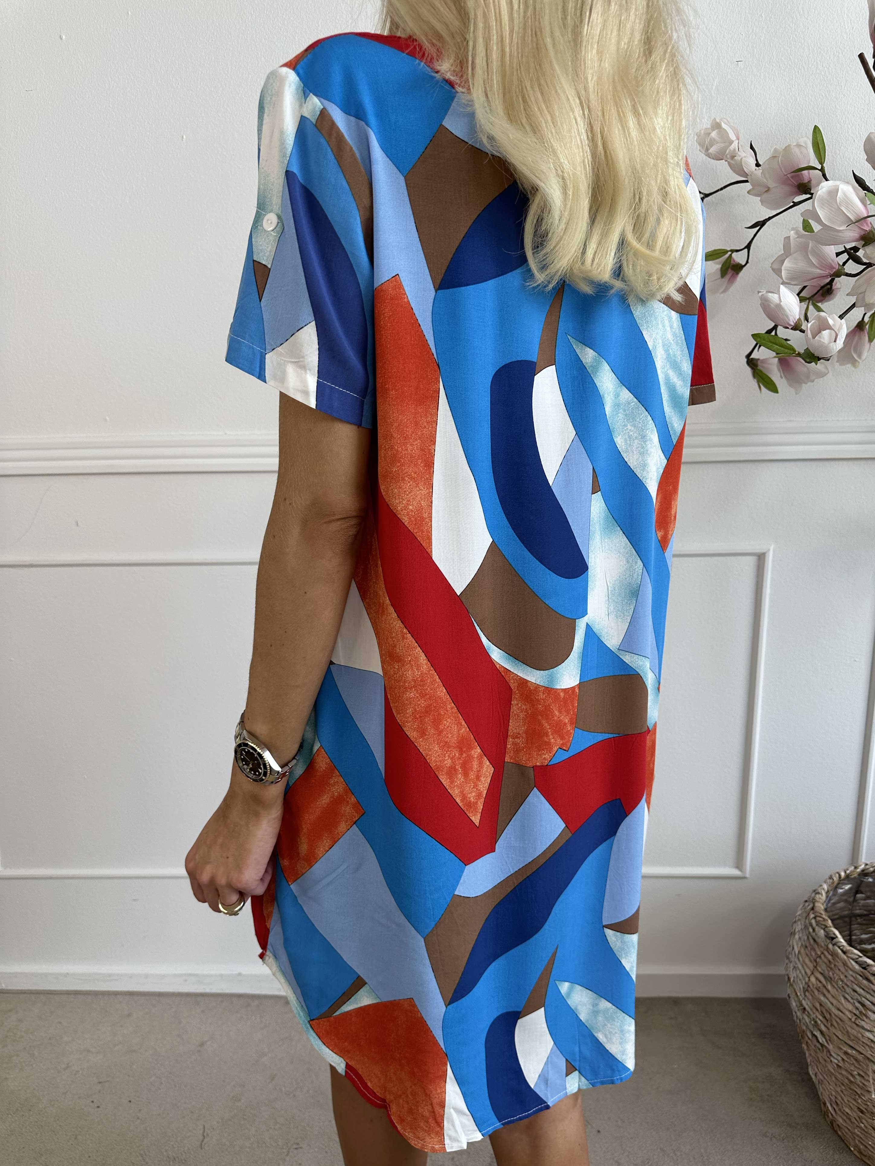 Hilja - Flerfarvet kjole i viskose med v-udskæring