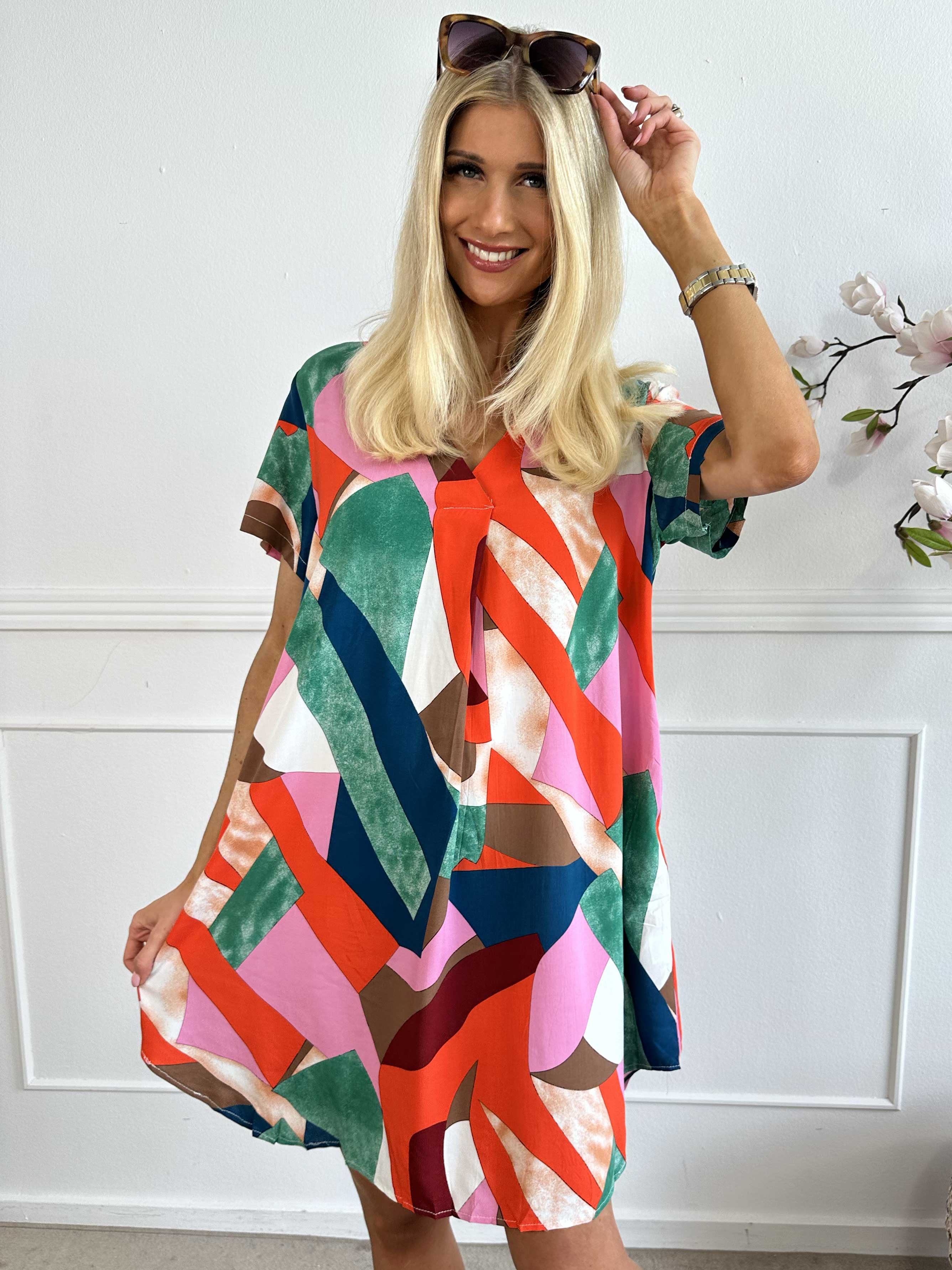 Hilja - Flerfarvet kjole i viskose med v-udskæring