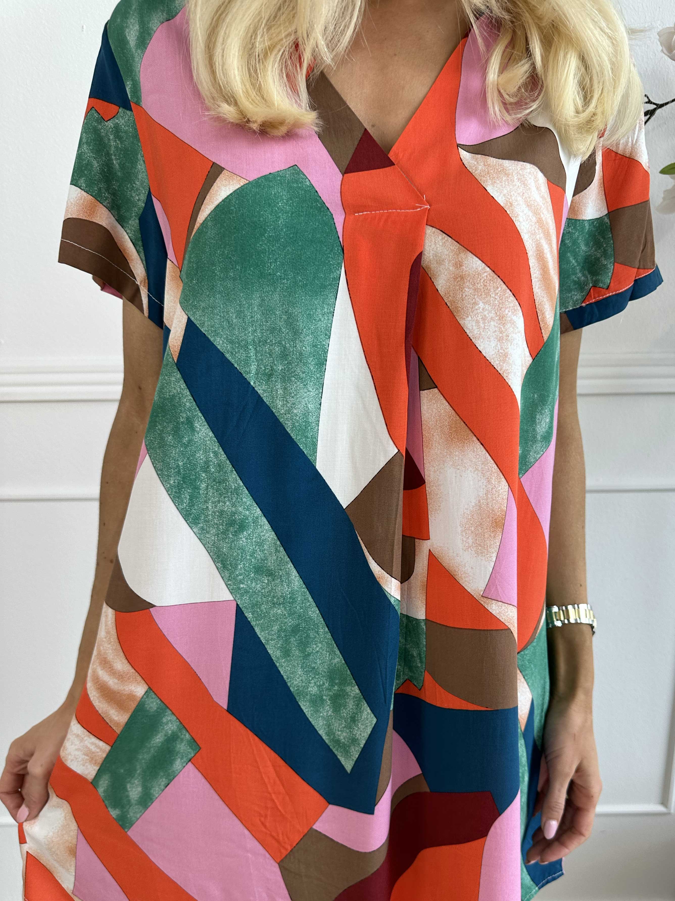 Hilja - Flerfarvet kjole i viskose med v-udskæring