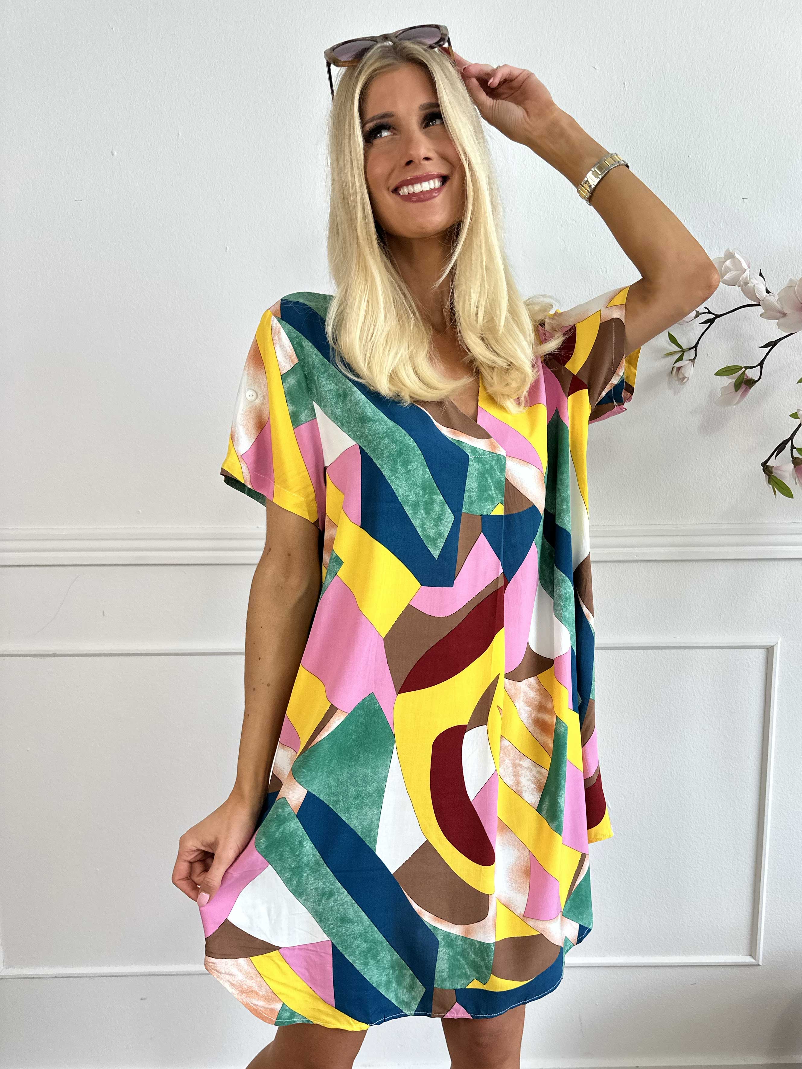 Hilja - Flerfarvet kjole i viskose med v-udskæring