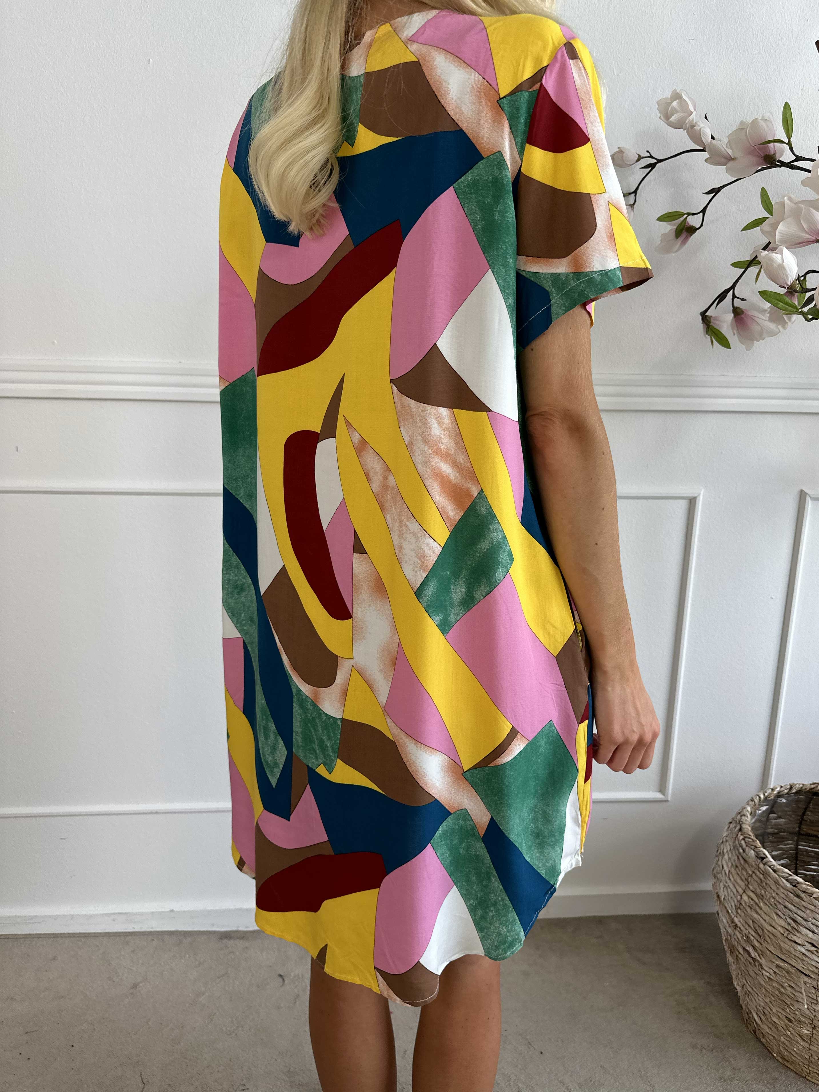 Hilja - Flerfarvet kjole i viskose med v-udskæring