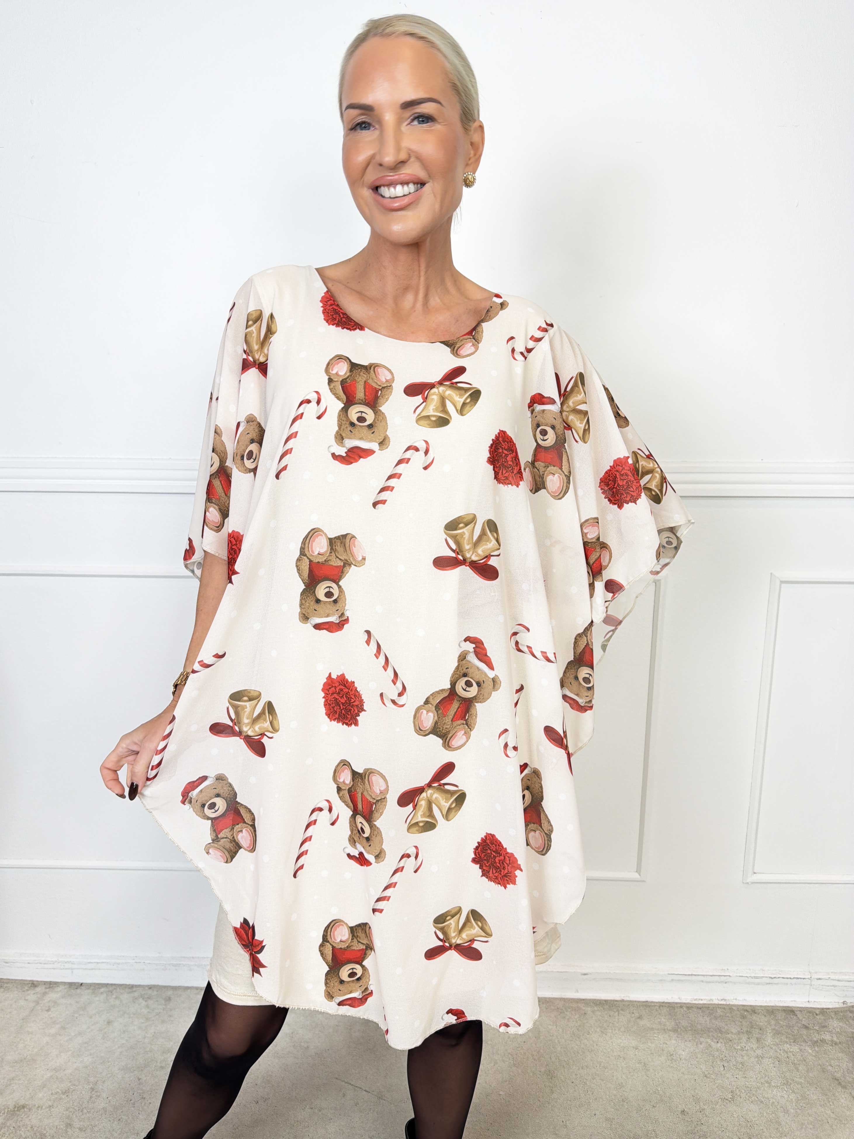 Kenya Kandis - Plus size tunikakjole med fine chiffonlag med charmerende julemotiver