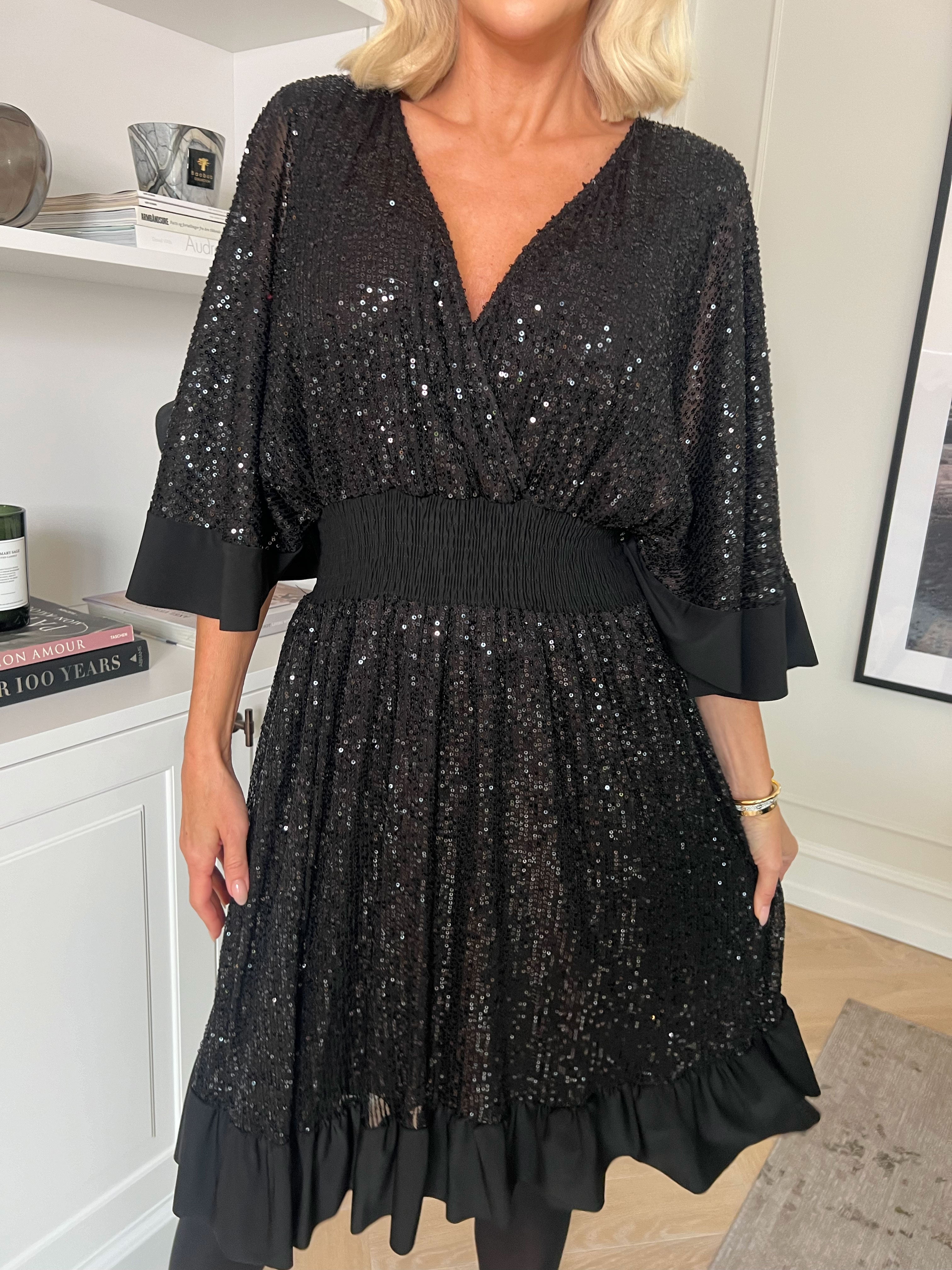 Pamela Glitter Short - Plus size pailletkjole med flæser og smock