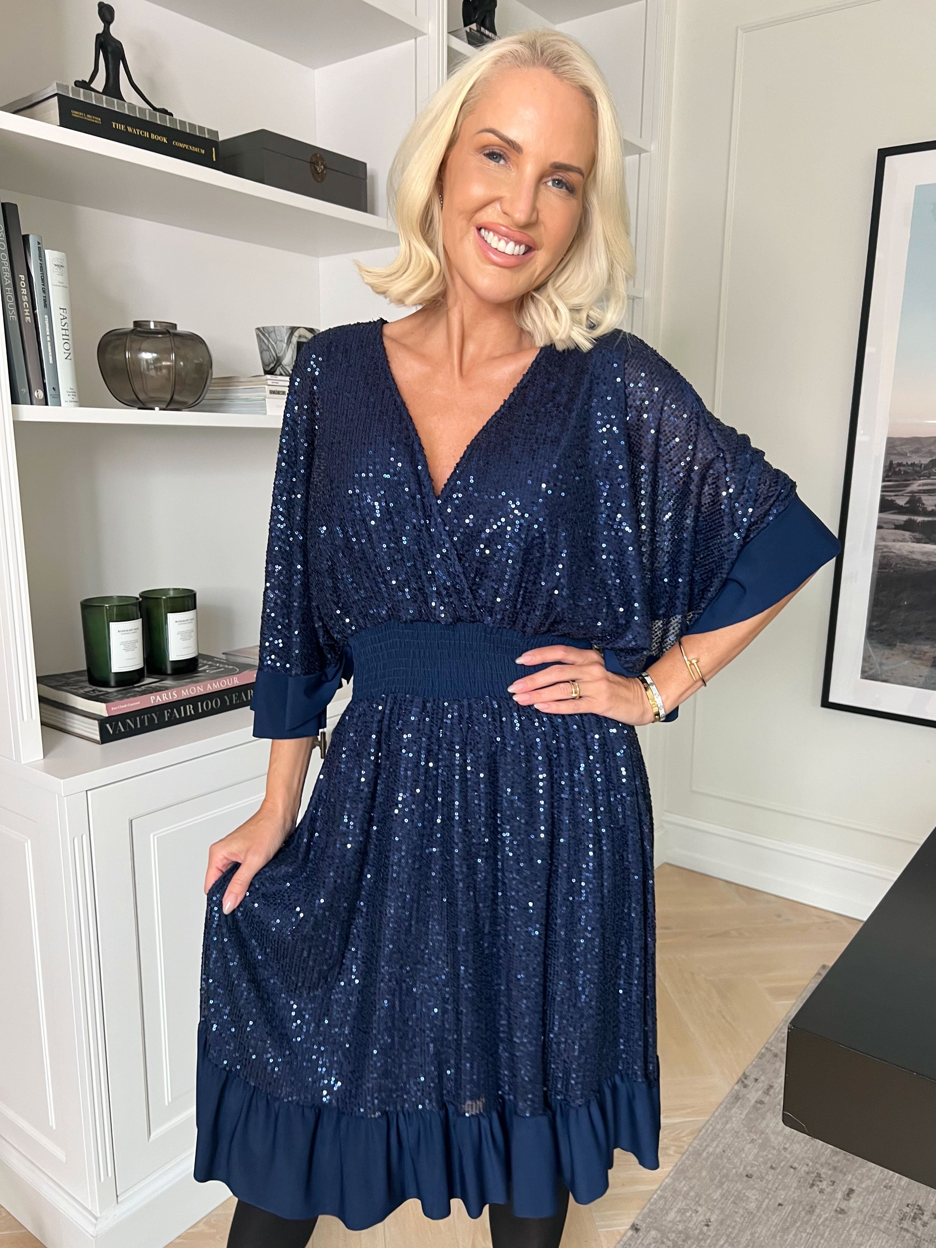 Pamela Glitter Short - Pailletkjole med flæser og smock