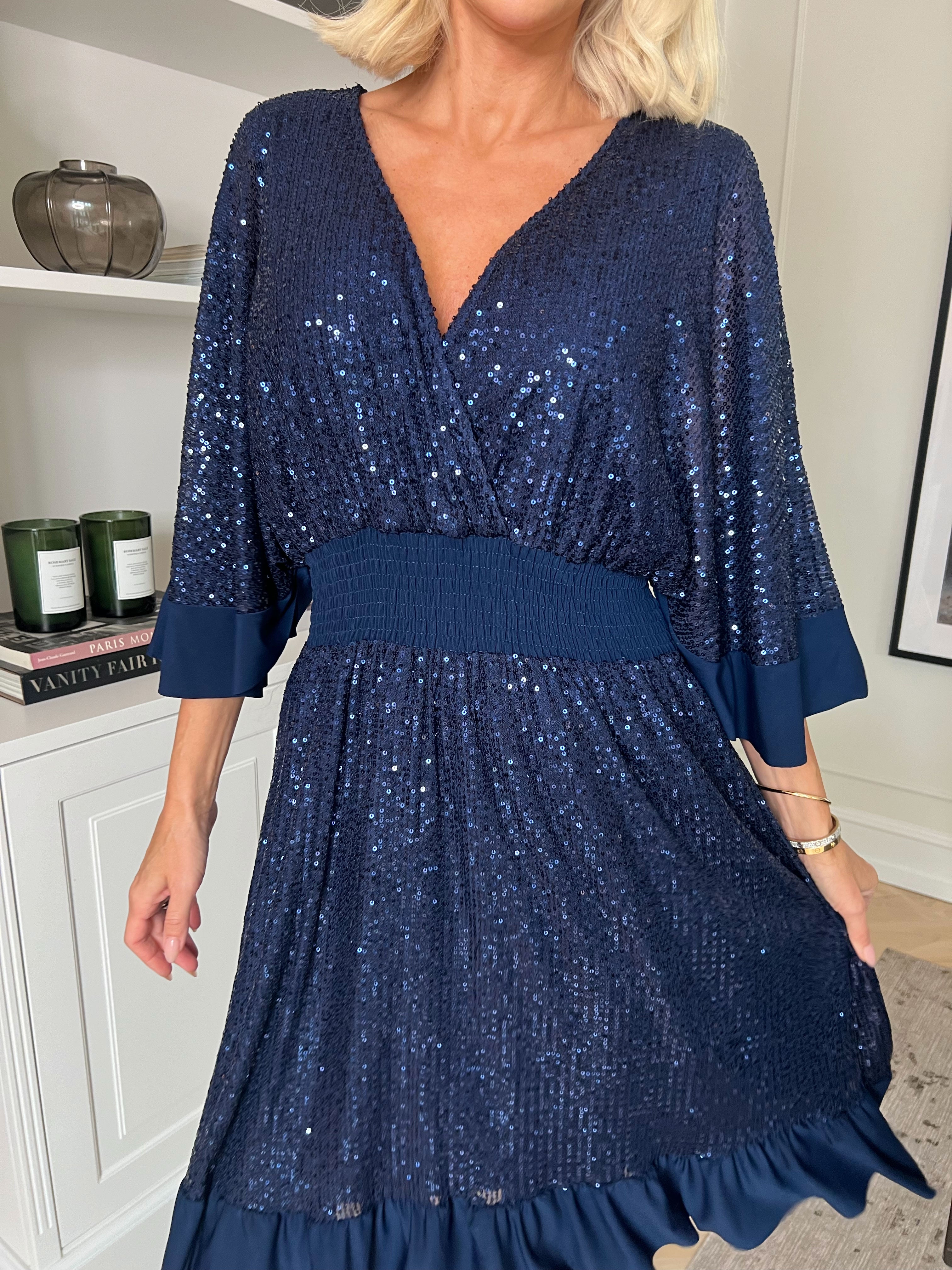 Pamela Glitter Short - Plus size pailletkjole med flæser og smock