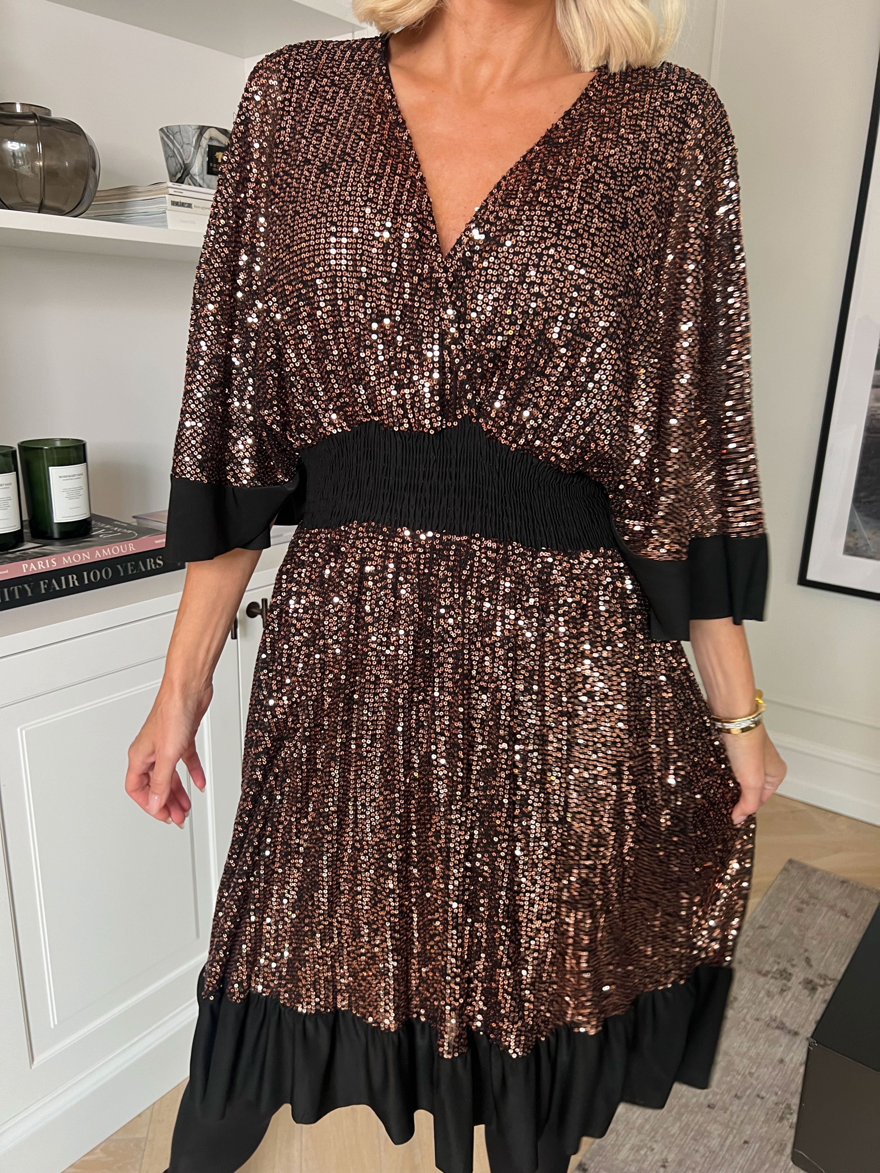 Pamela Glitter Short - Plus size pailletkjole med flæser og smock