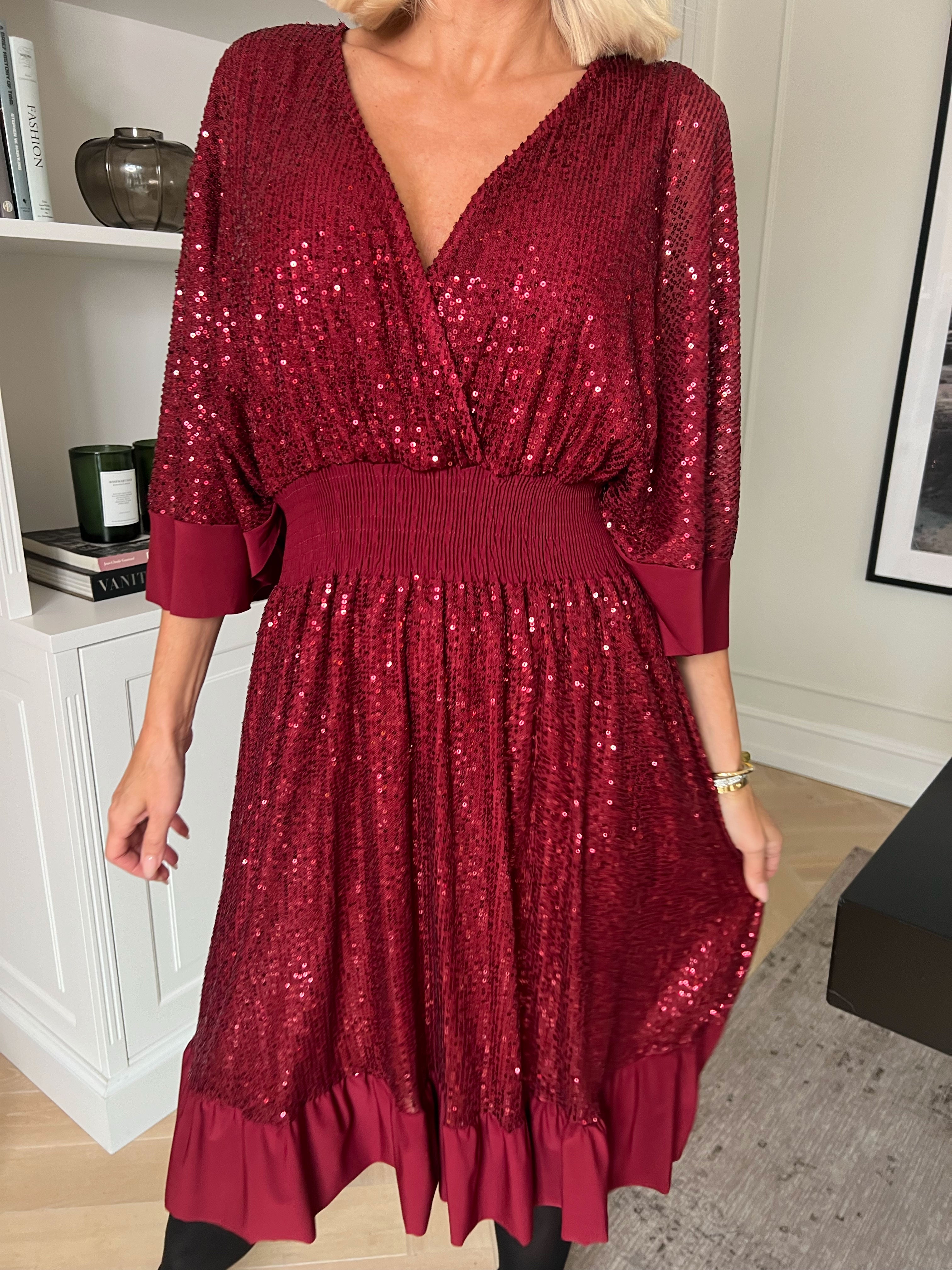 Pamela Glitter Short - Plus size pailletkjole med flæser og smock