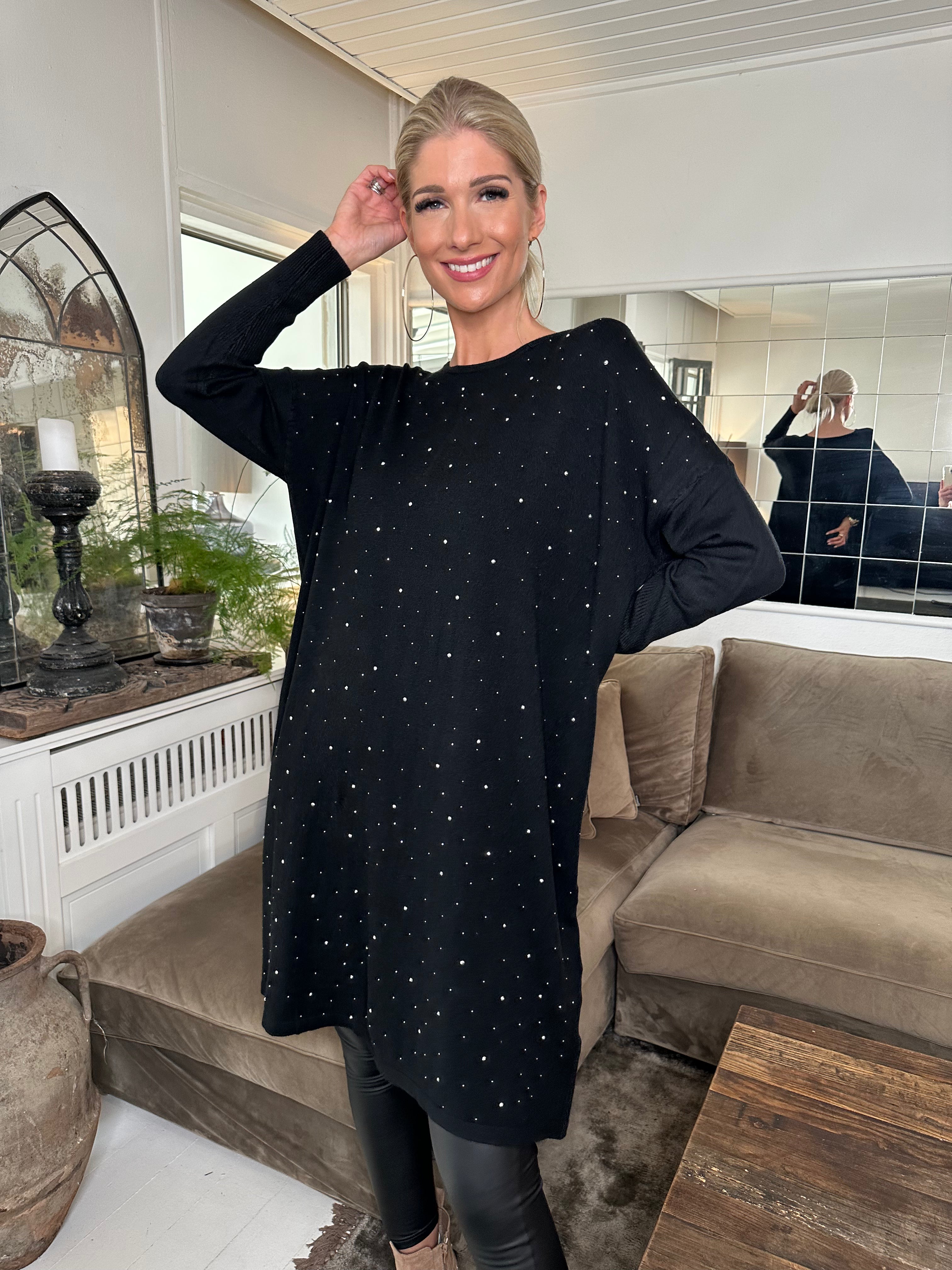 Elisa - Blød strikkjole pyntet med små sten