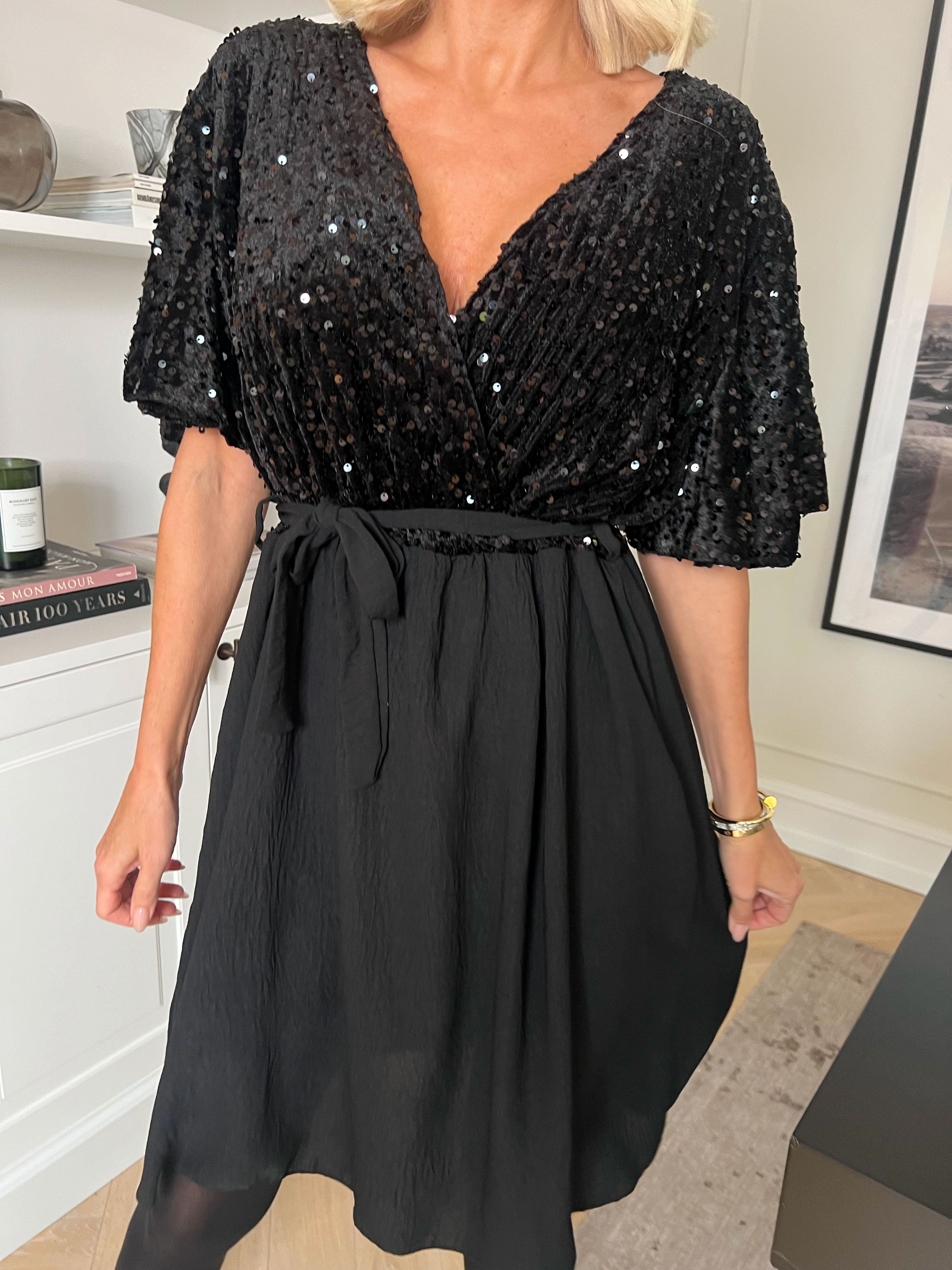 Urielle - Festlig plus size kjole i viskose med blød velouroverdel med pailletter