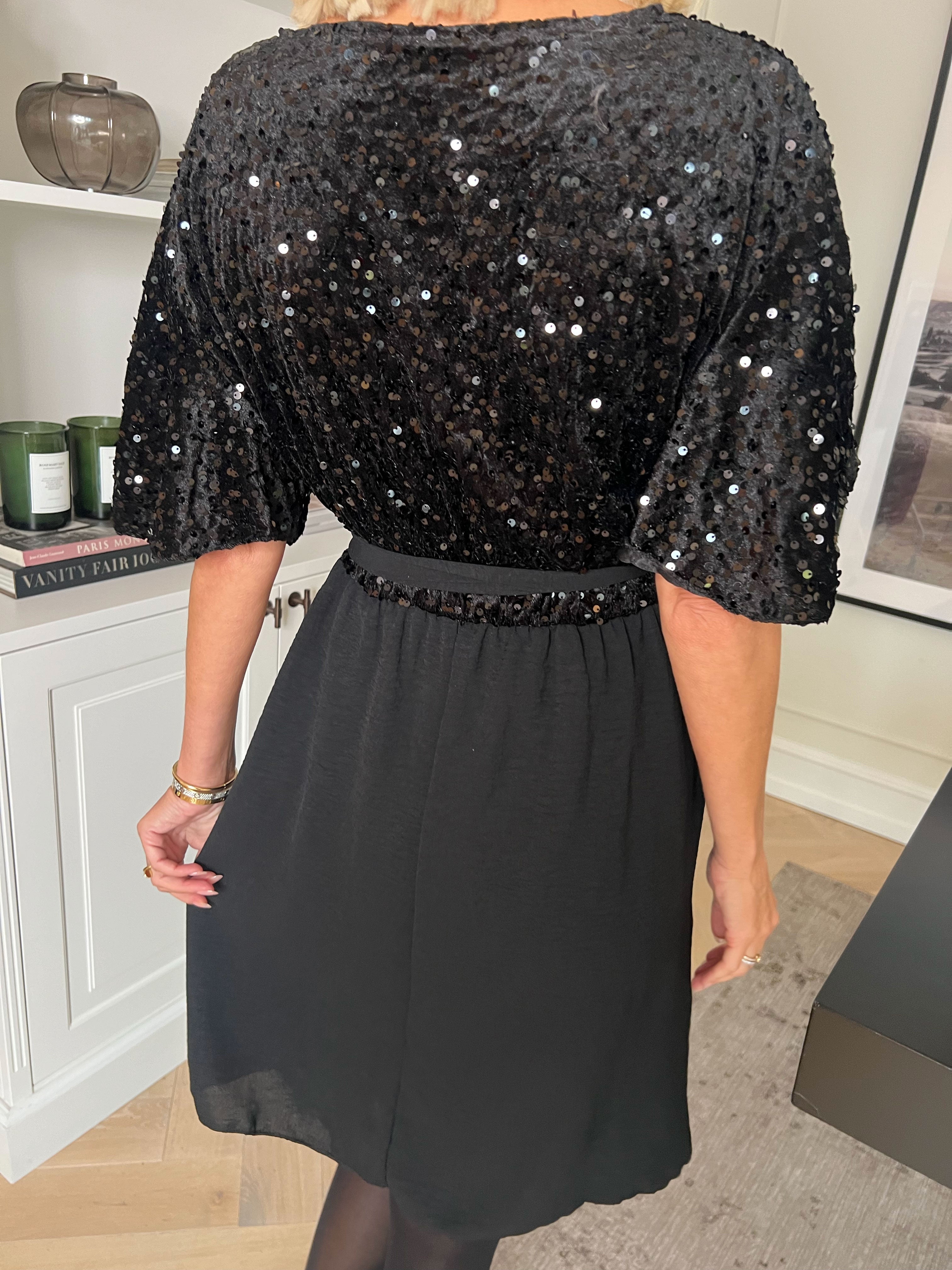 Urielle - Festlig plus size kjole i viskose med blød velouroverdel med pailletter