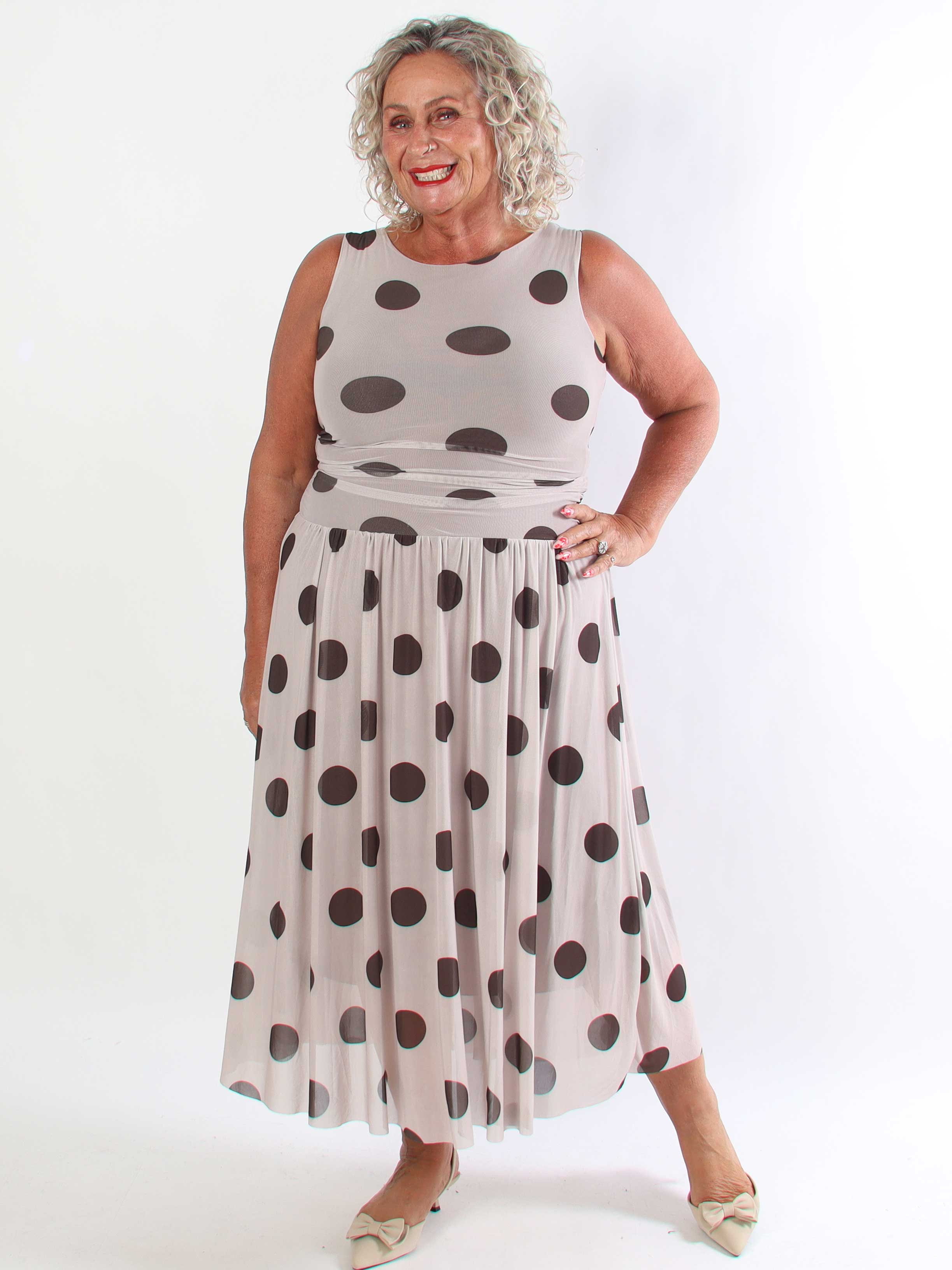 Hallie - Elegant stretchy plus size kjole i mesh med prikker