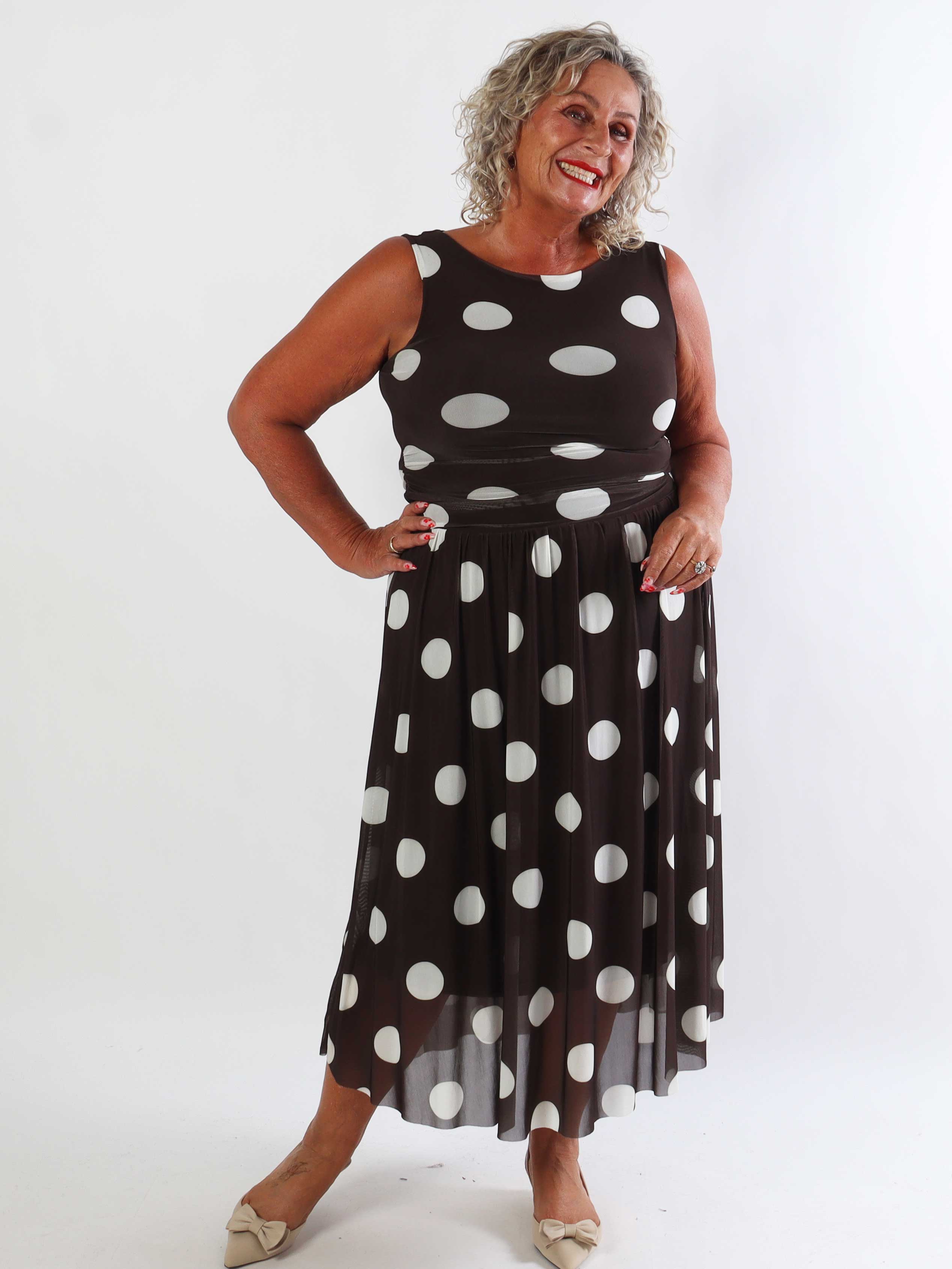 Hallie - Elegant stretchy plus size kjole i mesh med prikker