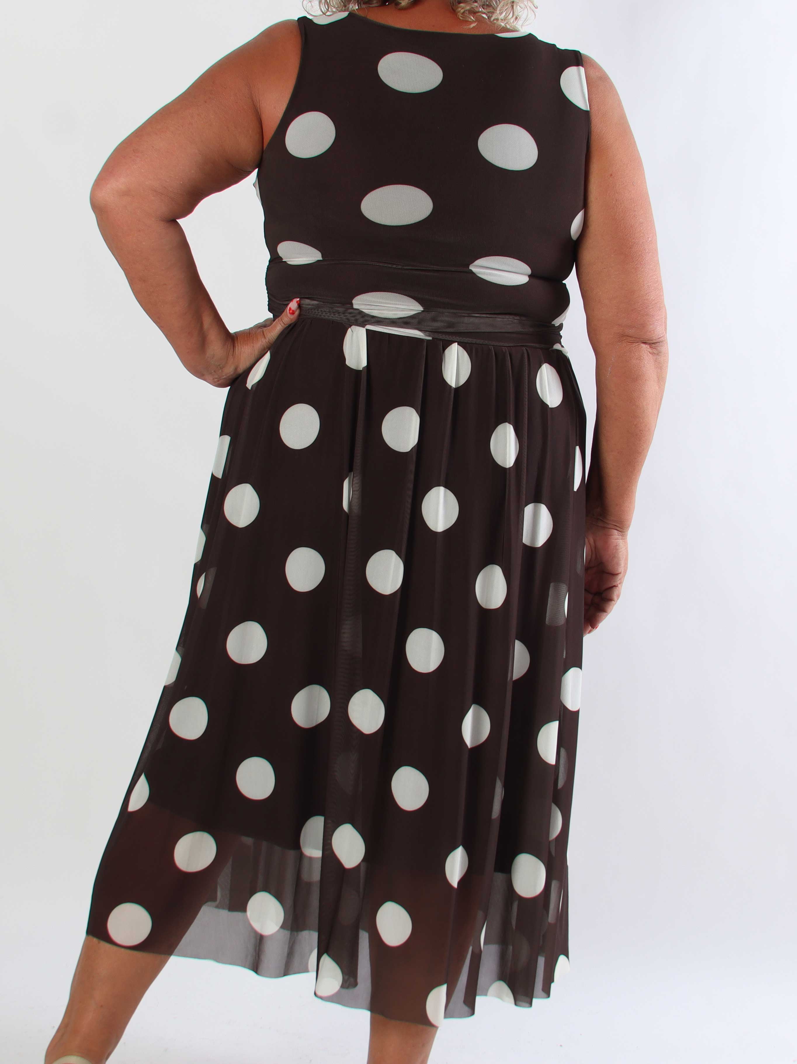 Hallie - Elegant stretchy plus size kjole i mesh med prikker