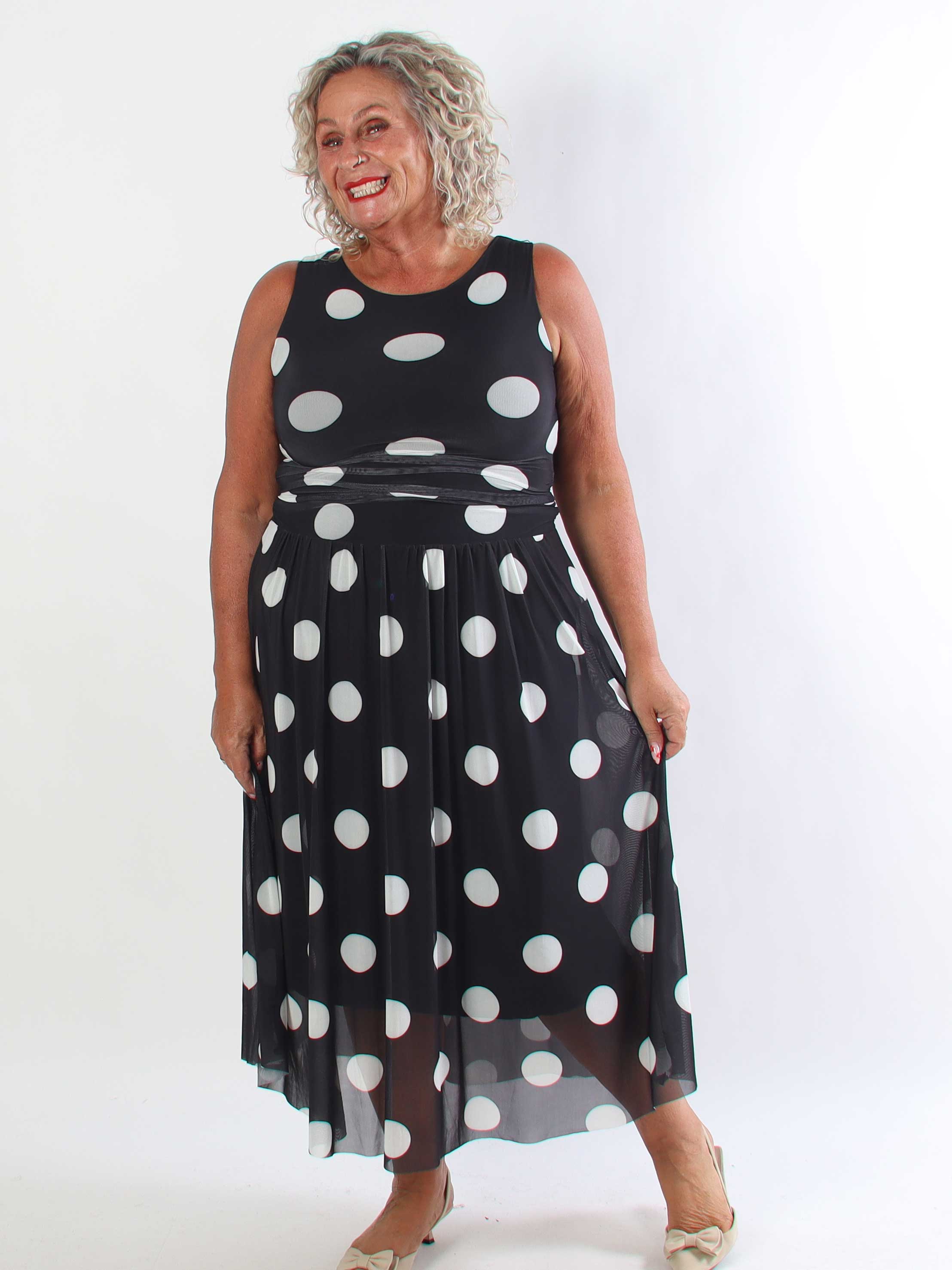 Hallie - Elegant stretchy plus size kjole i mesh med prikker