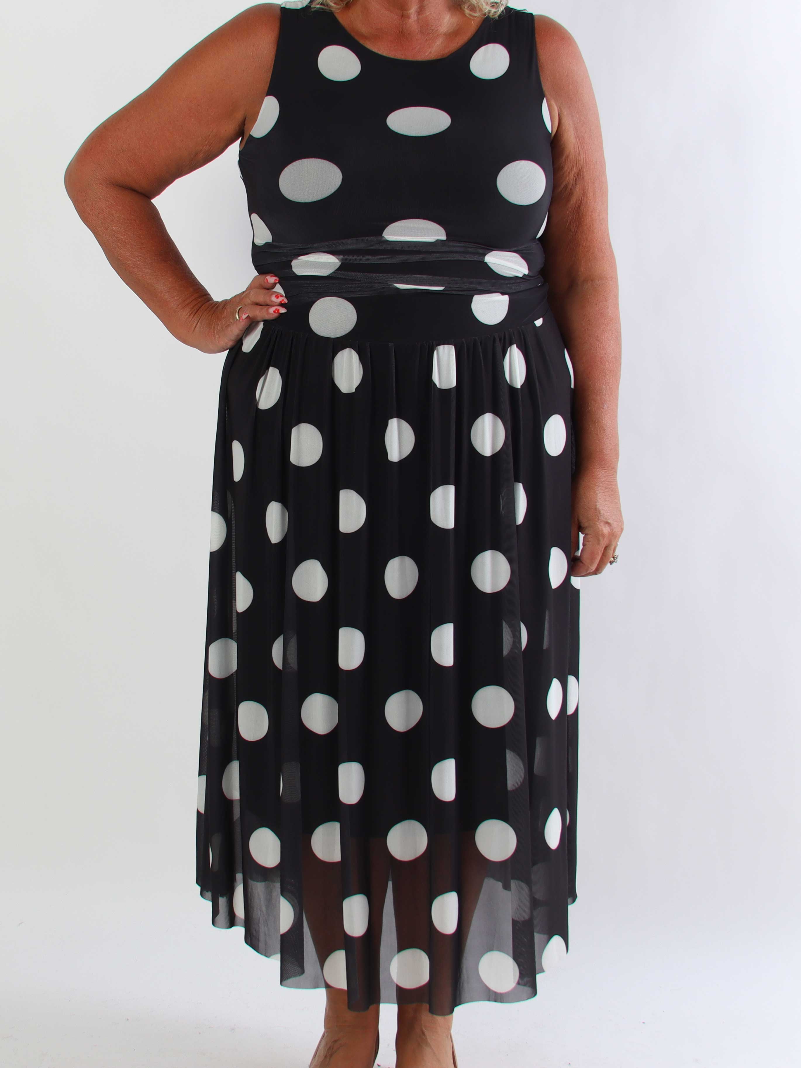 Hallie - Elegant stretchy plus size kjole i mesh med prikker