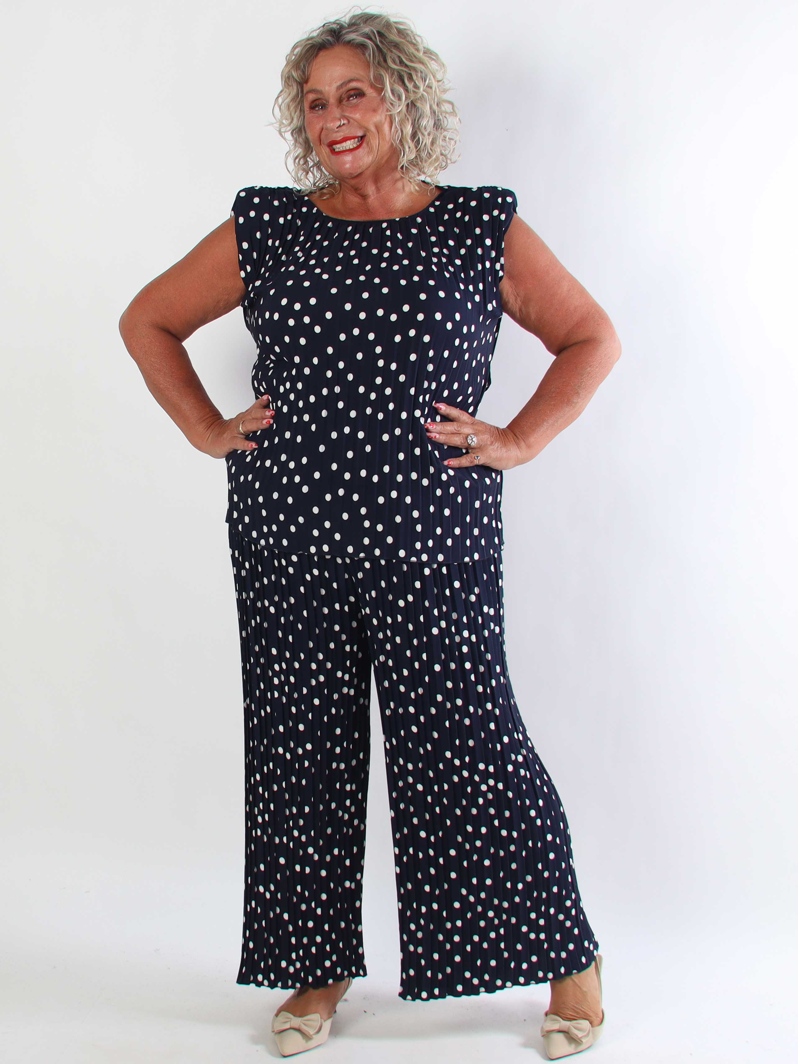 Zina - Elegant plisseret plus size sæt med prikker
