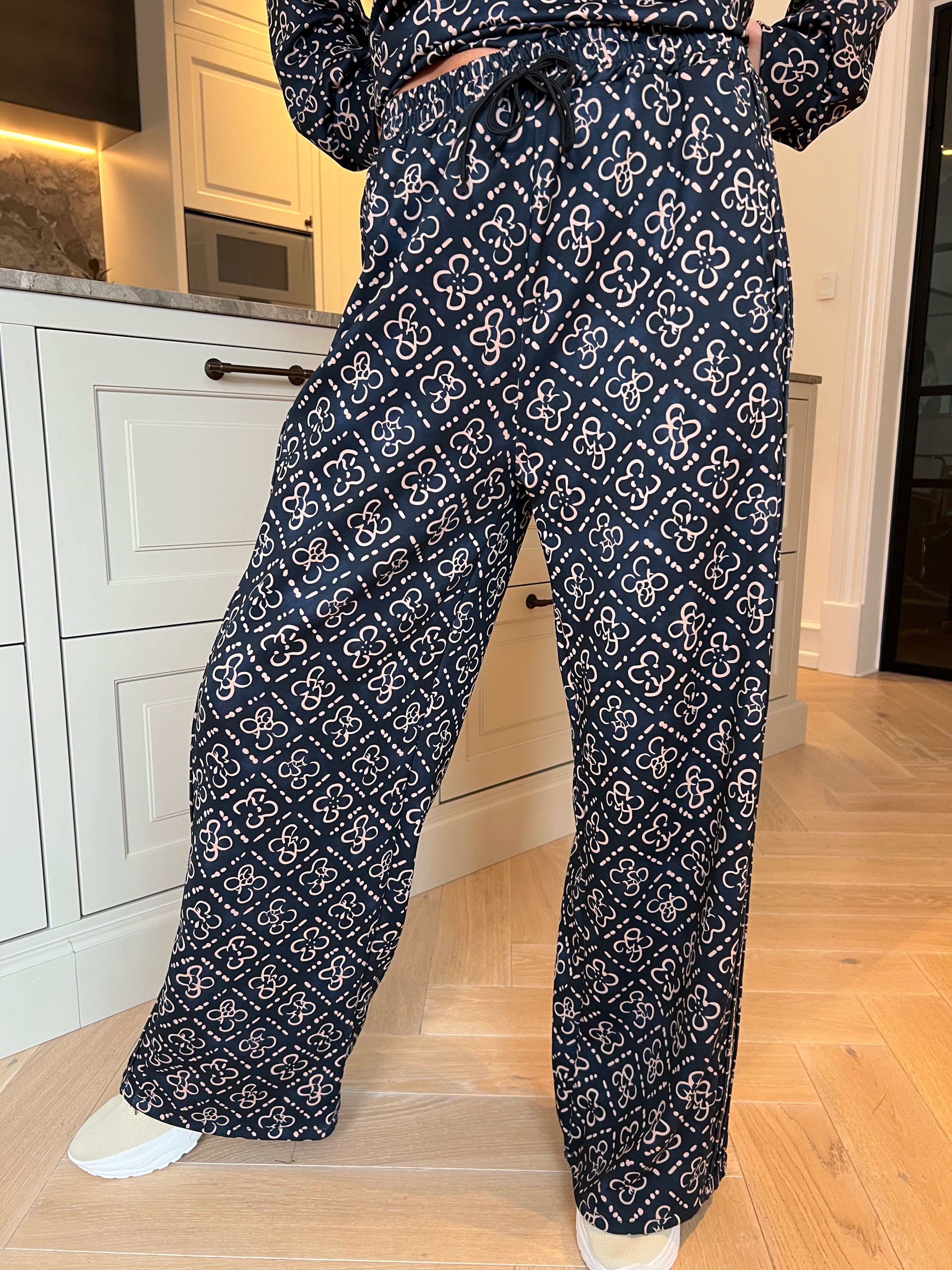 Dream Pattern - Plus size joggingsæt i viskose med trendy print, gulddetaljer og ribkanter