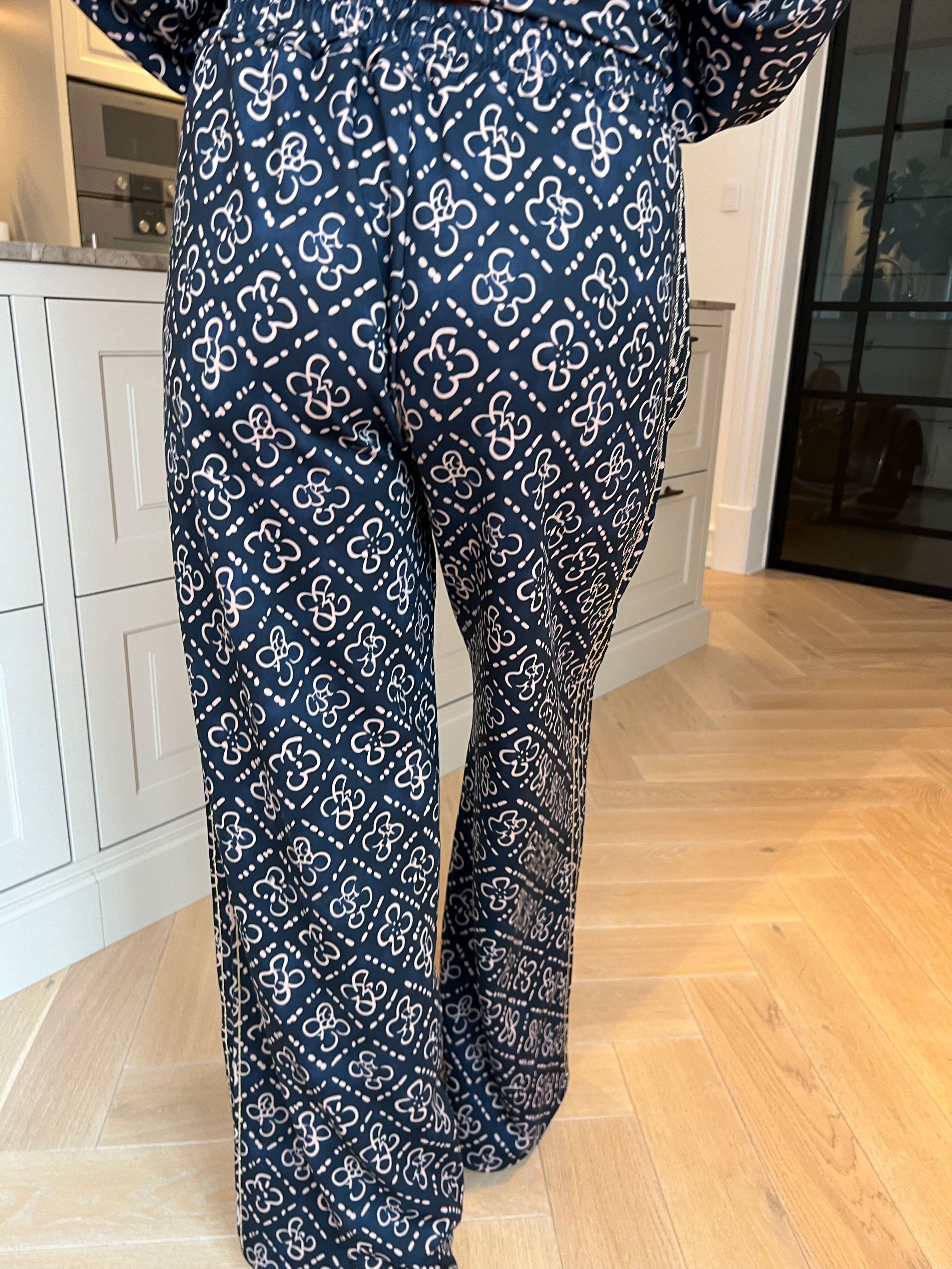 Dream Pattern - Joggingsæt i viskose med trendy print, gulddetaljer og ribkanter