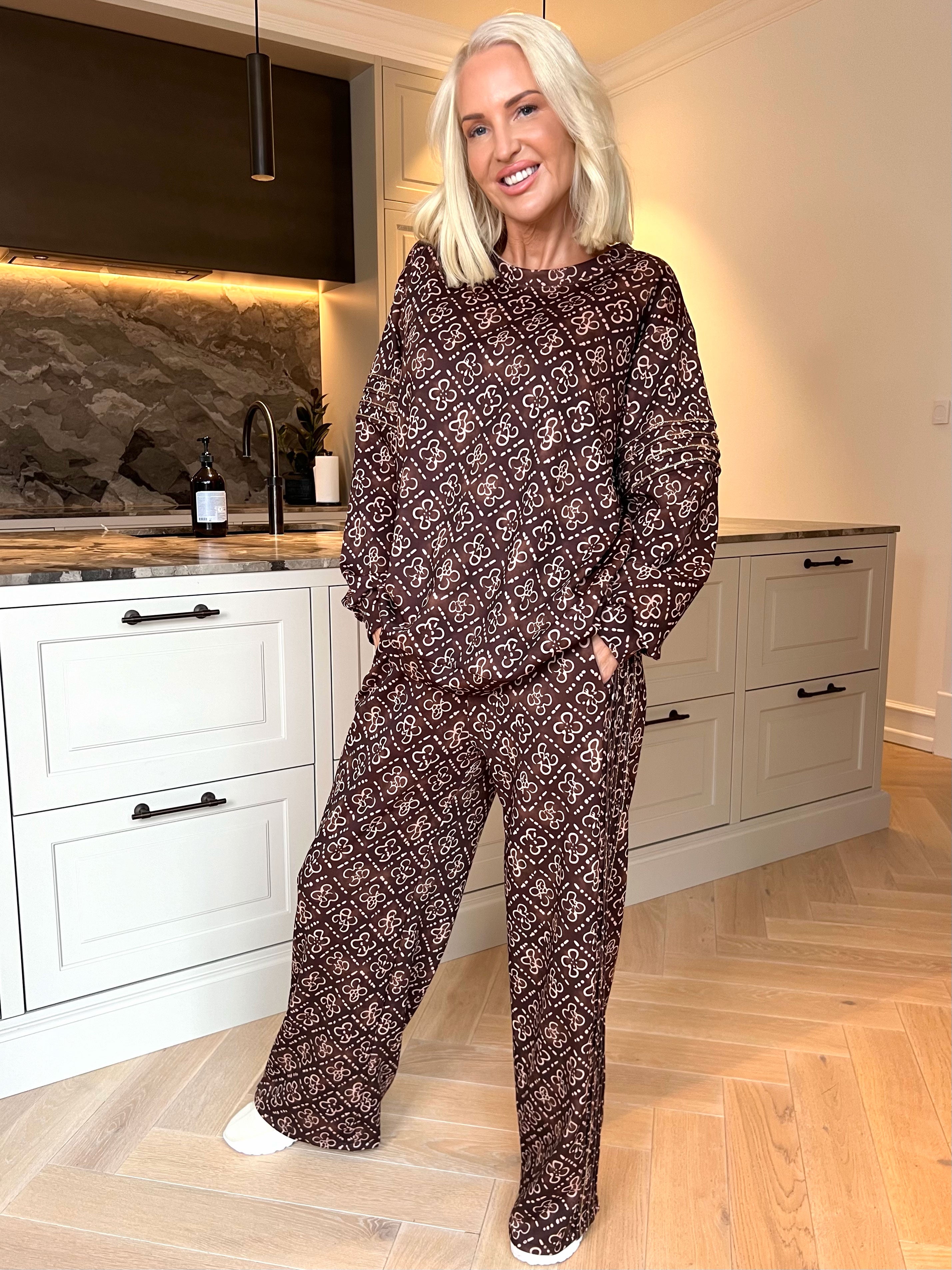 Dream Pattern - Plus size joggingsæt i viskose med trendy print, gulddetaljer og ribkanter