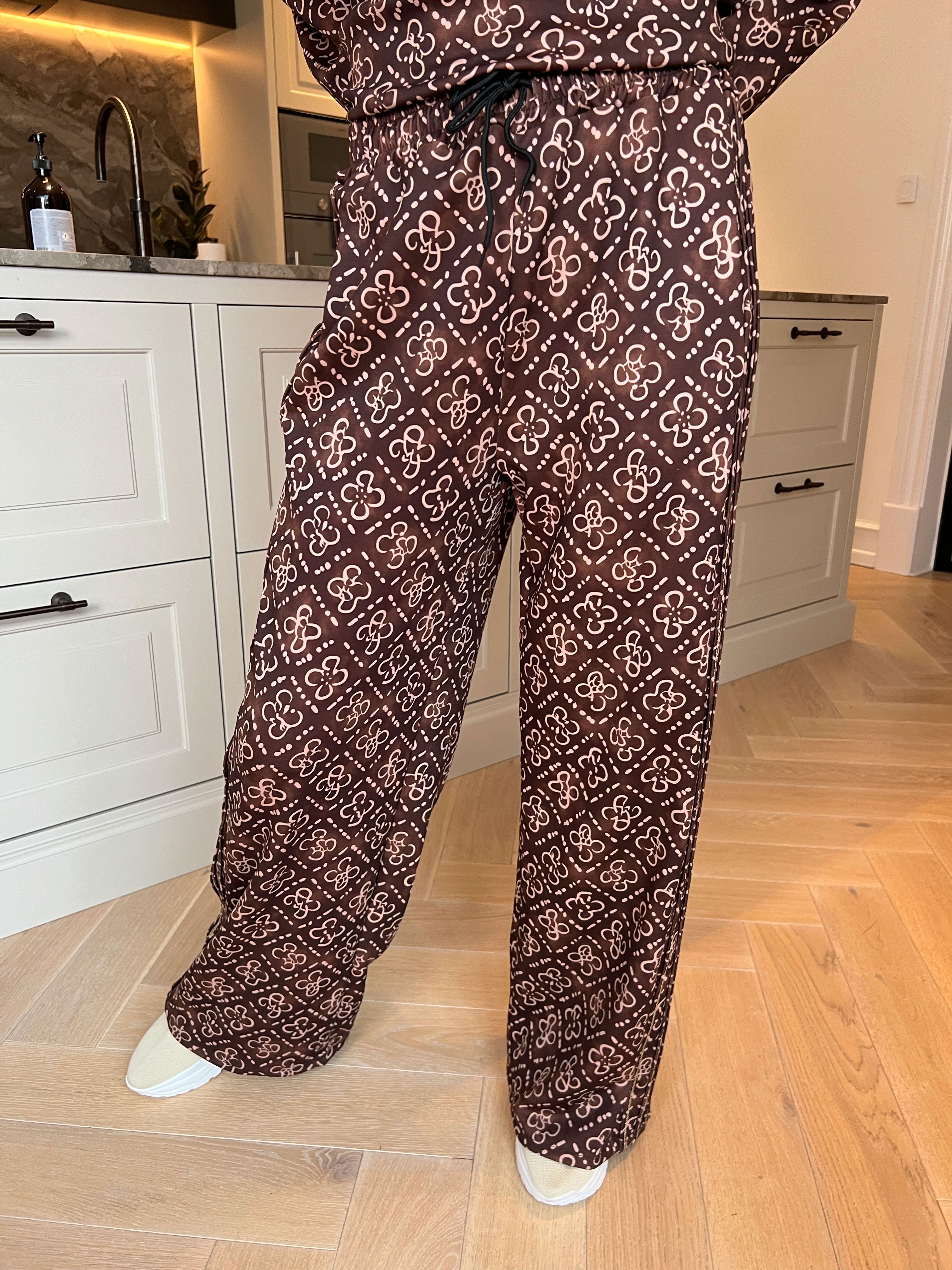 Dream Pattern - Plus size joggingsæt i viskose med trendy print, gulddetaljer og ribkanter