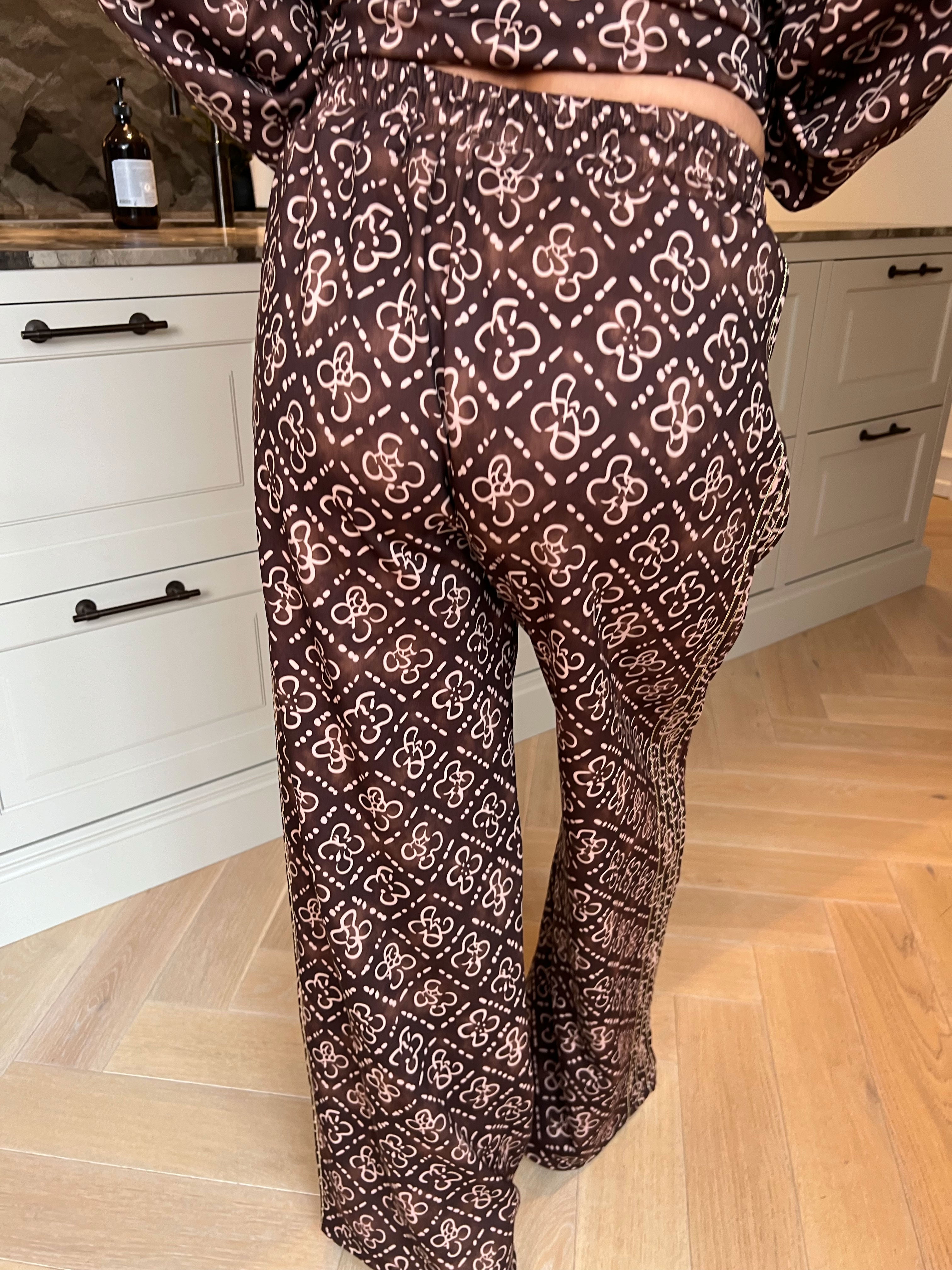 Dream Pattern - Plus size joggingsæt i viskose med trendy print, gulddetaljer og ribkanter
