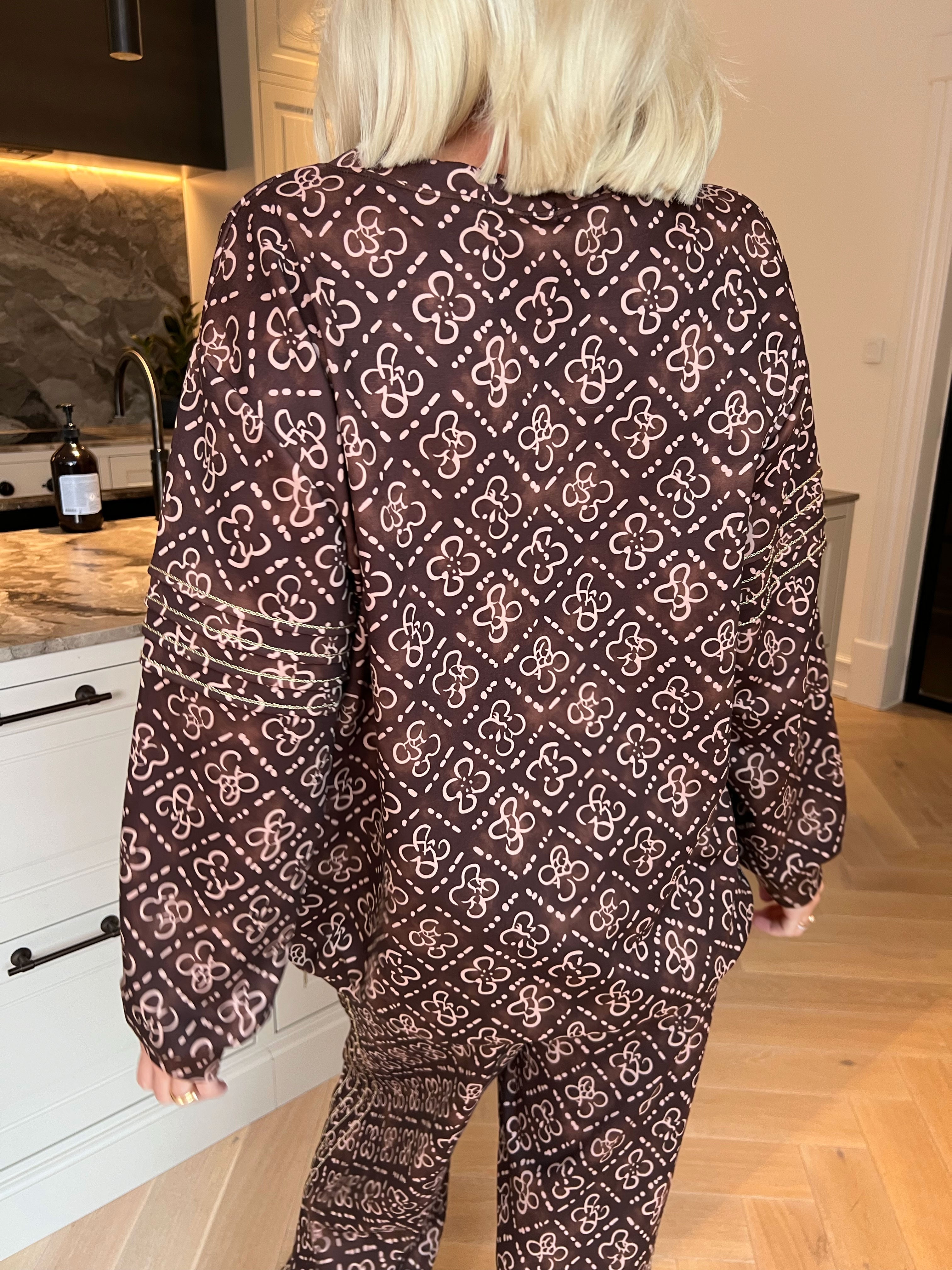 Dream Pattern - Plus size joggingsæt i viskose med trendy print, gulddetaljer og ribkanter