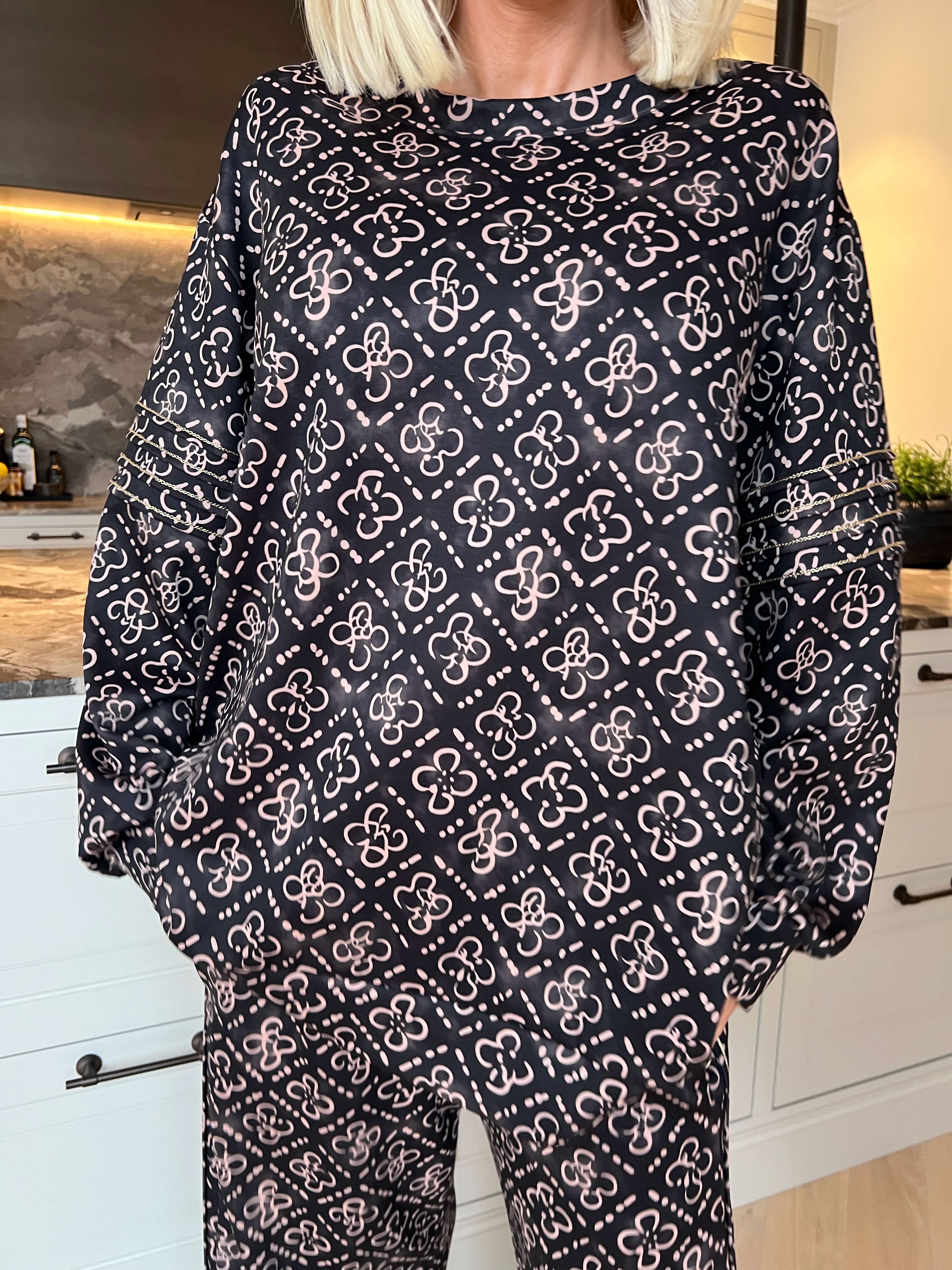 Dream Pattern - Plus size joggingsæt i viskose med trendy print, gulddetaljer og ribkanter