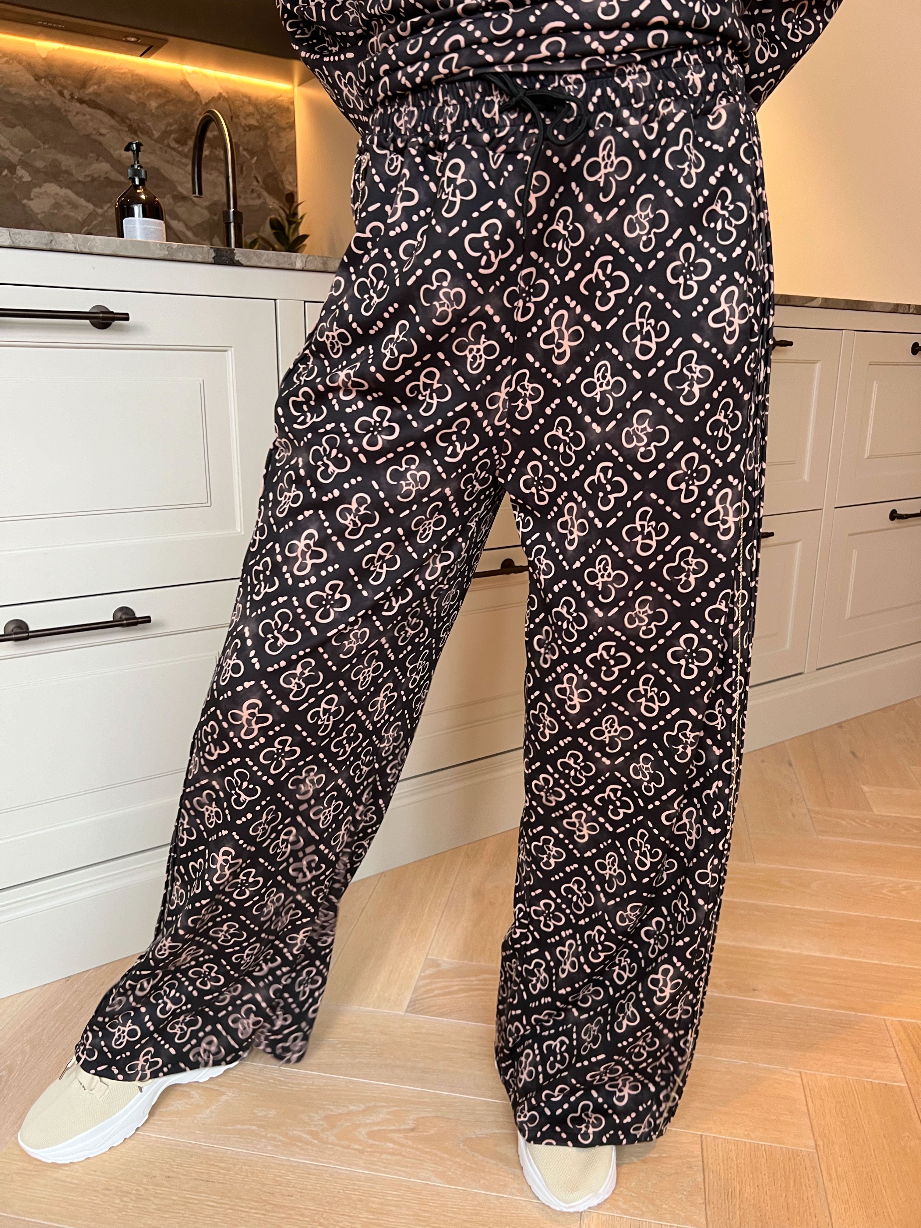 Dream Pattern - Plus size joggingsæt i viskose med trendy print, gulddetaljer og ribkanter