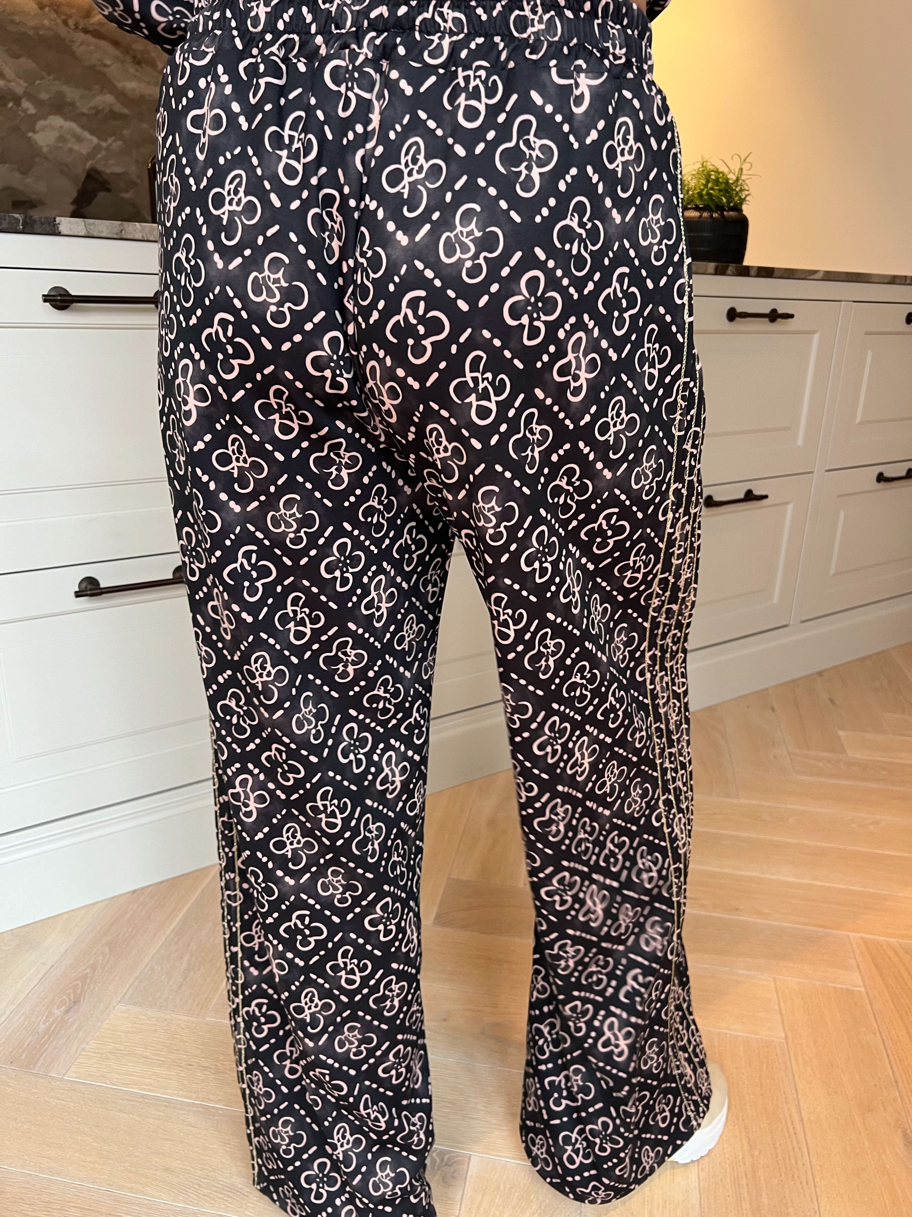 Dream Pattern - Plus size joggingsæt i viskose med trendy print, gulddetaljer og ribkanter