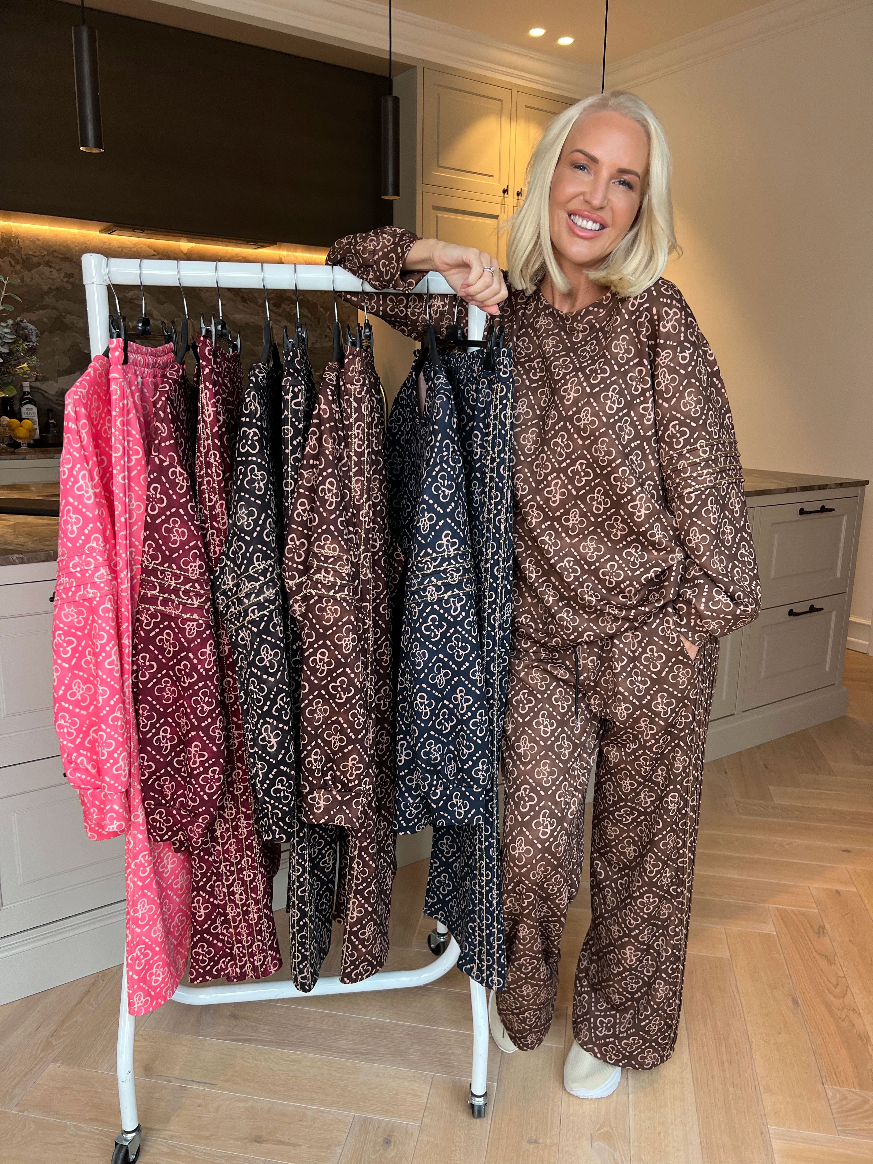 Dream Pattern - Joggingsæt i viskose med trendy print, gulddetaljer og ribkanter