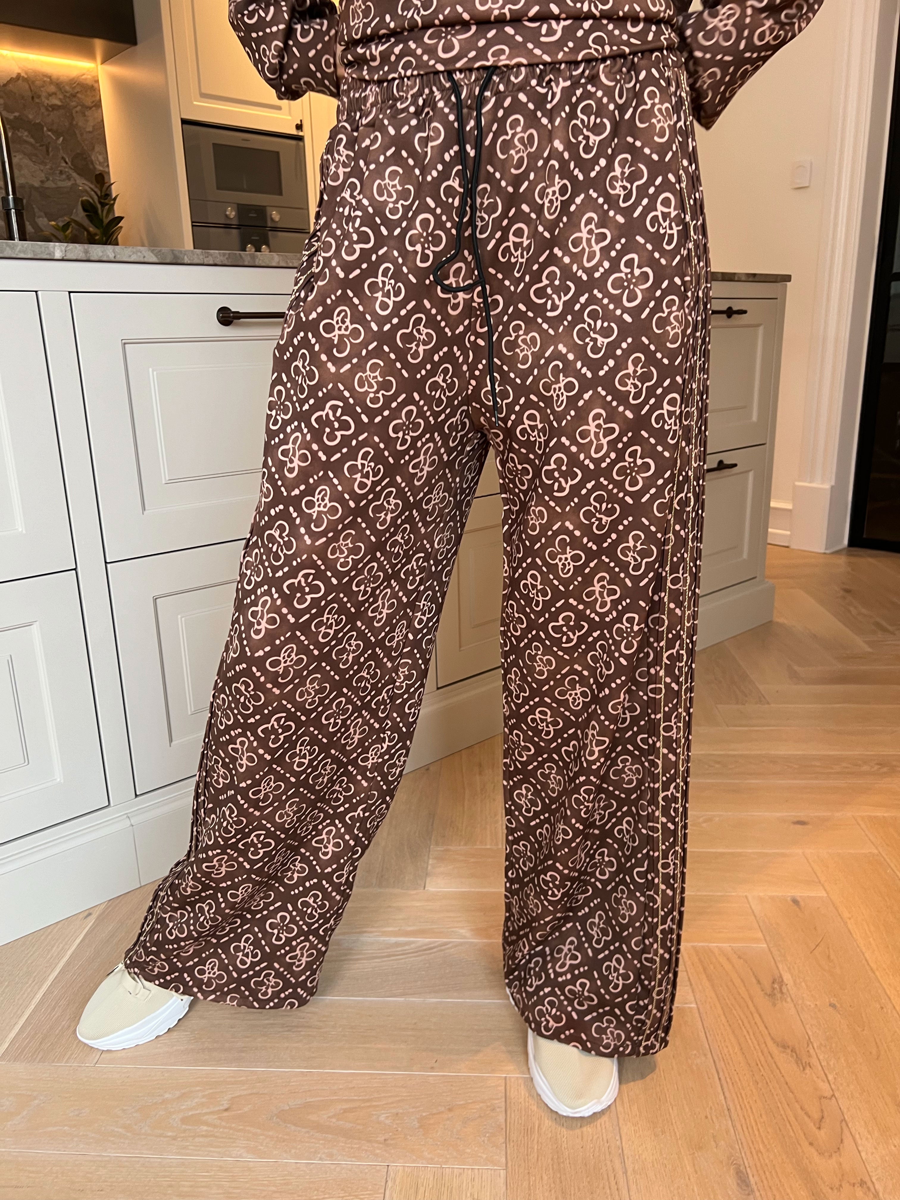 Dream Pattern - Joggingsæt i viskose med trendy print, gulddetaljer og ribkanter