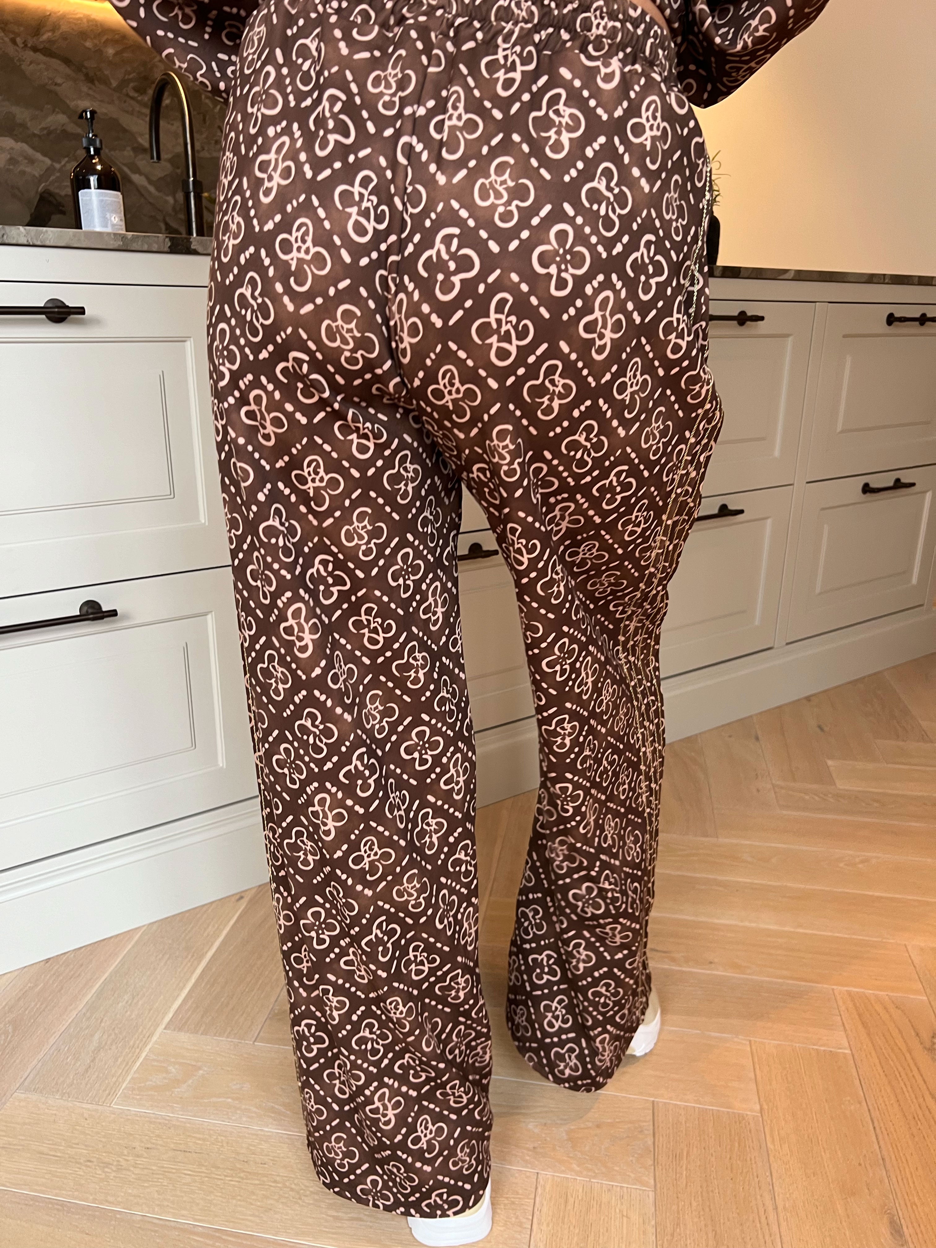 Dream Pattern - Plus size joggingsæt i viskose med trendy print, gulddetaljer og ribkanter