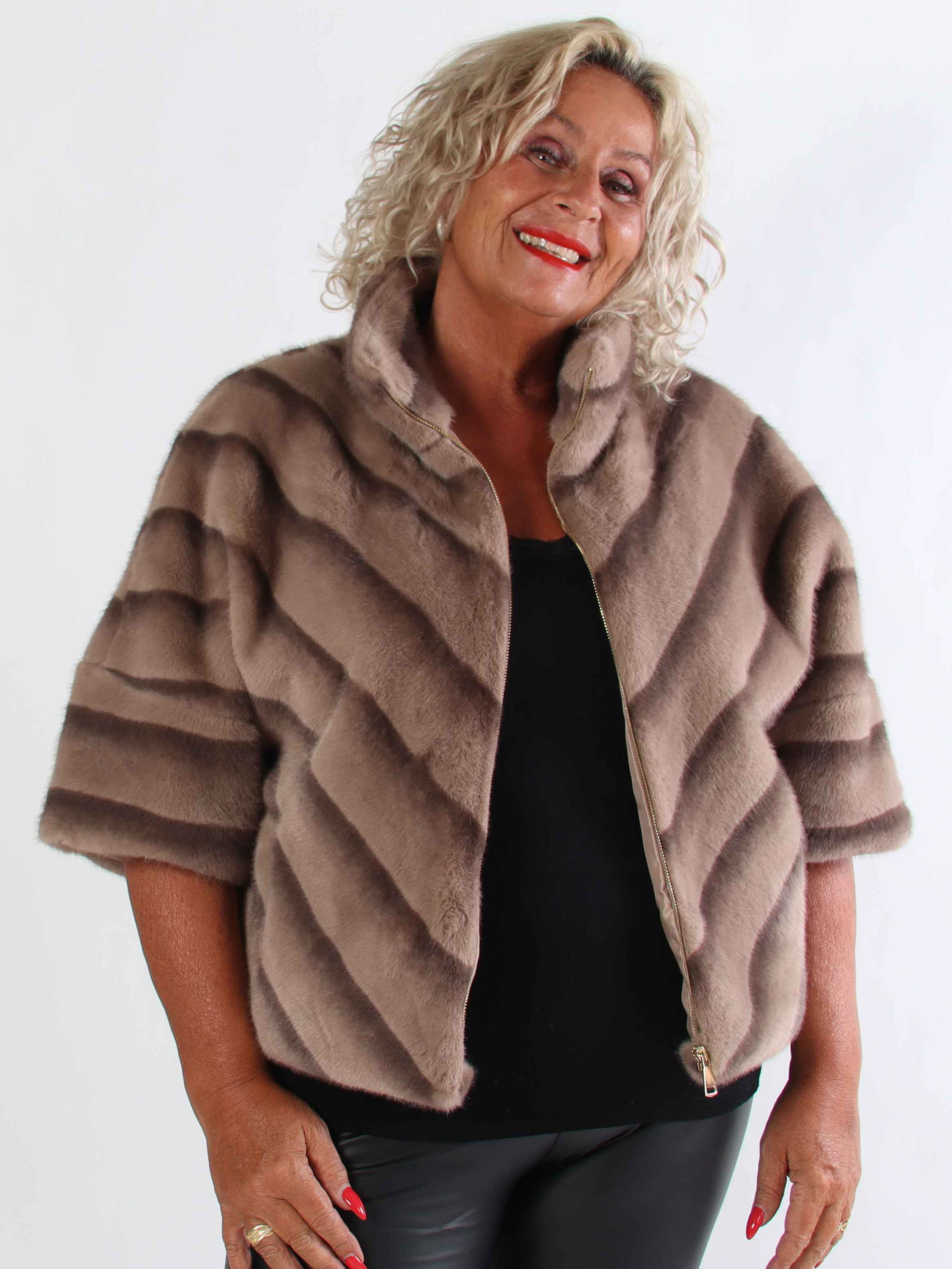 Torrey - Elegant plus size faux fur jakke i lys beige med 3/4 ærmer