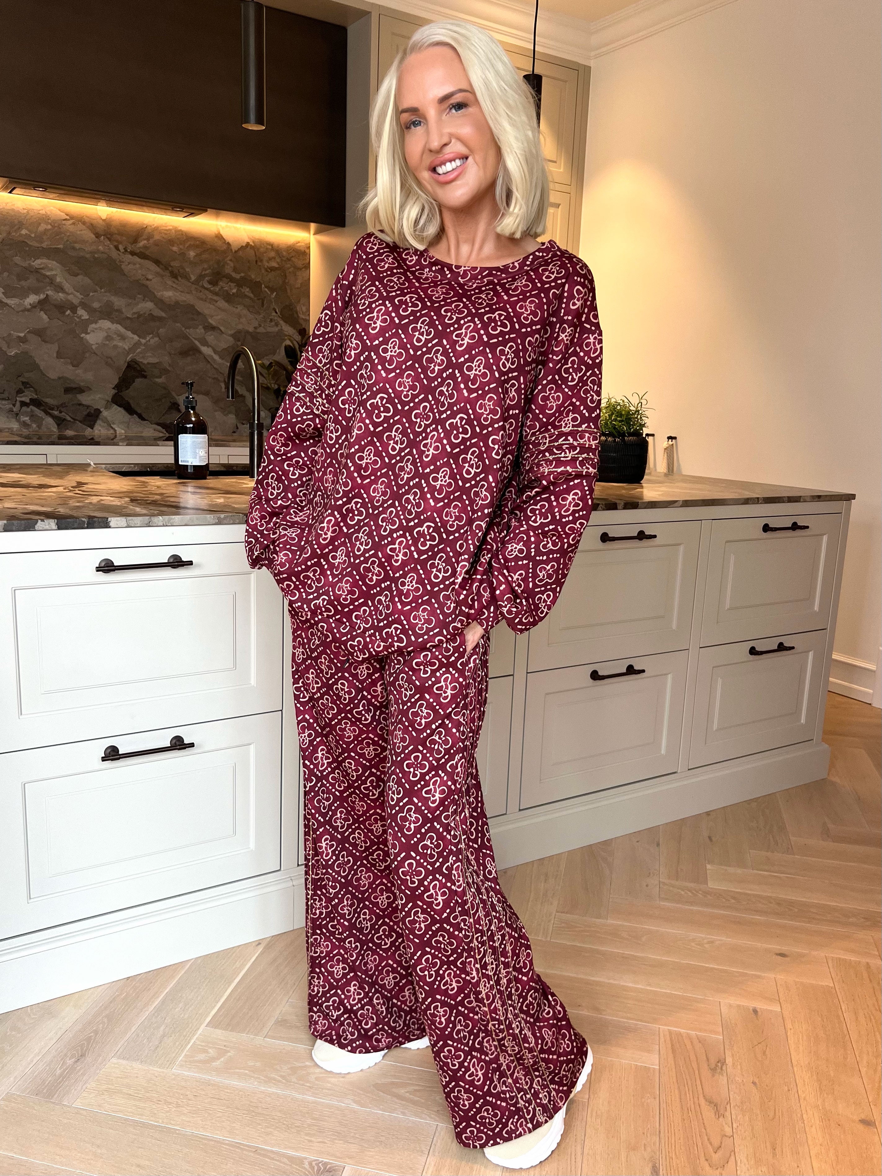 Dream Pattern - Joggingsæt i viskose med trendy print, gulddetaljer og ribkanter