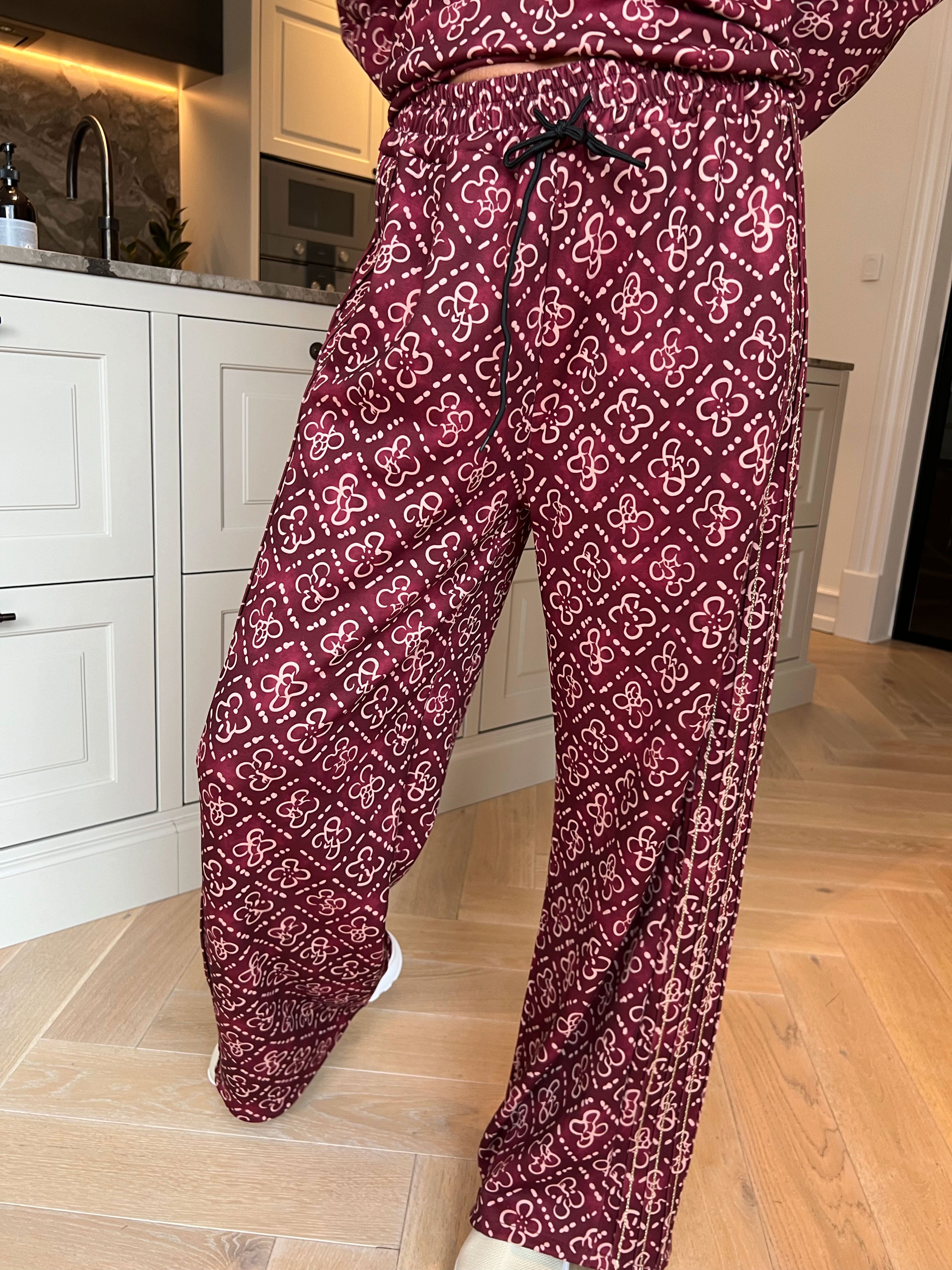 Dream Pattern - Plus size joggingsæt i viskose med trendy print, gulddetaljer og ribkanter