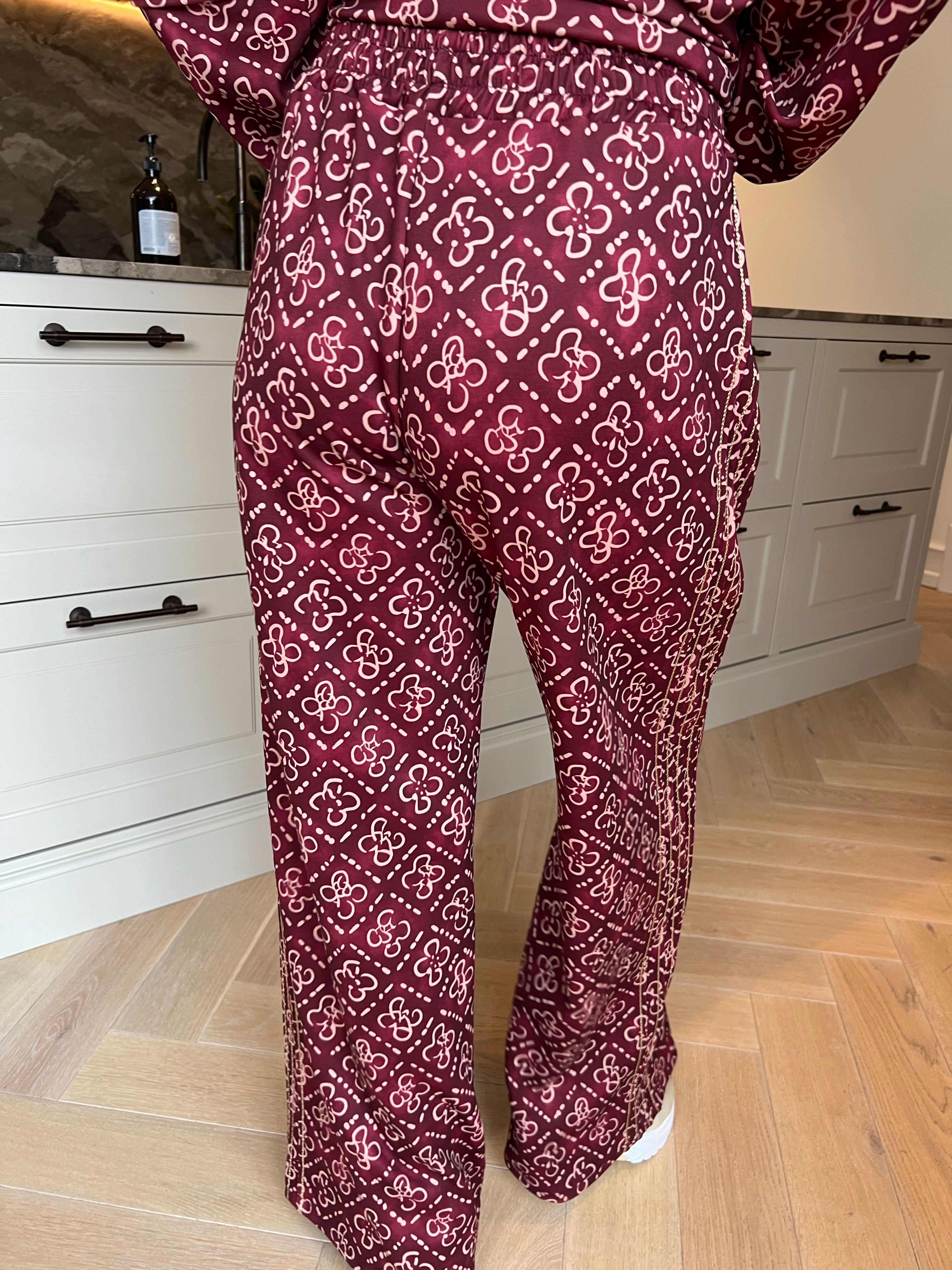 Dream Pattern - Plus size joggingsæt i viskose med trendy print, gulddetaljer og ribkanter