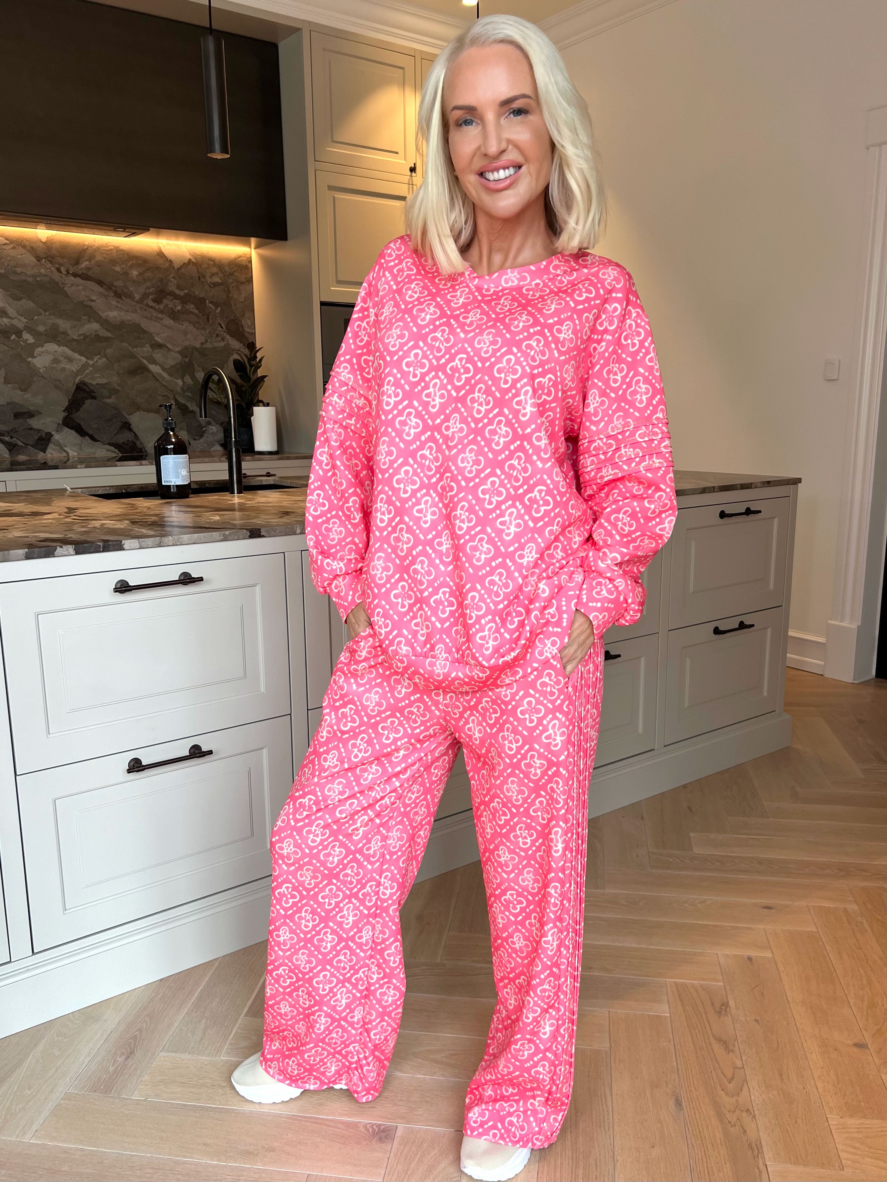 Dream Pattern - Plus size joggingsæt i viskose med trendy print, gulddetaljer og ribkanter
