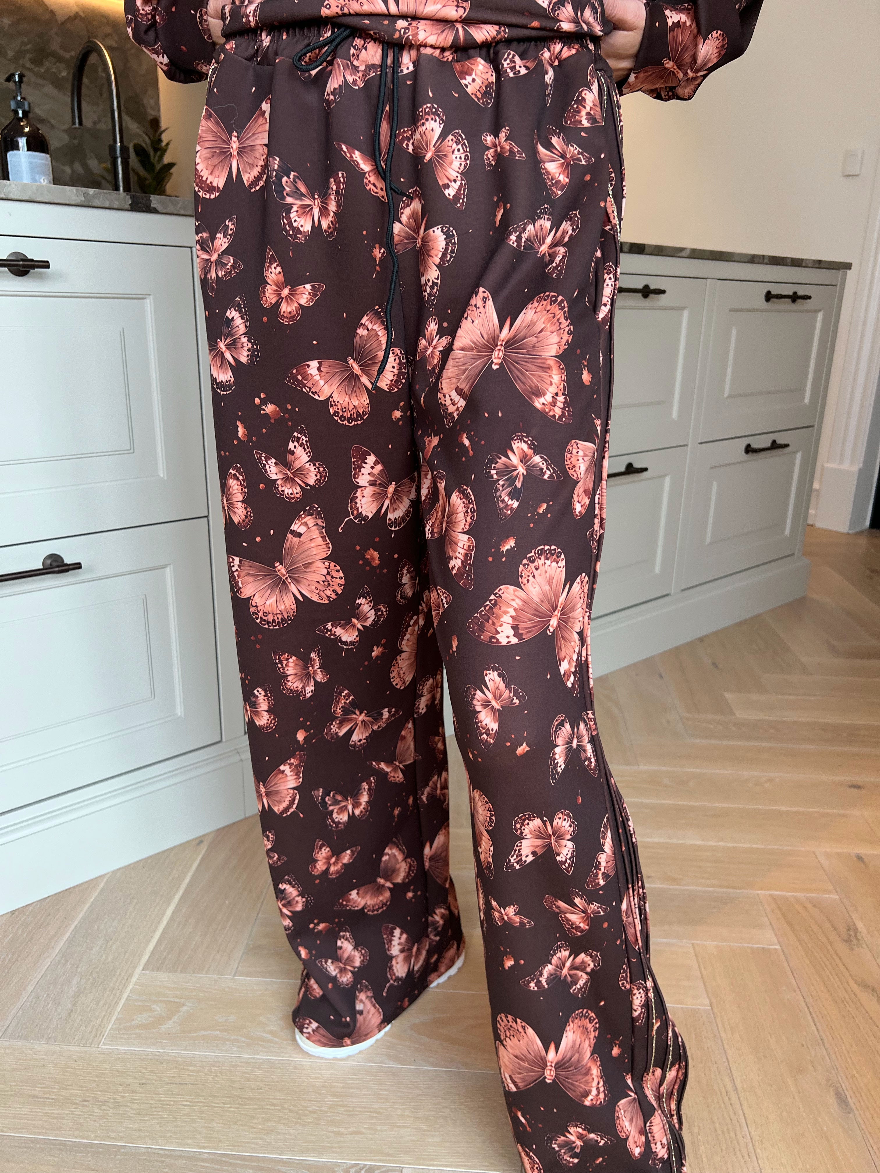 Dream Butterfly - Plus size joggingsæt i viskose med sommerfugleprint og ribkanter
