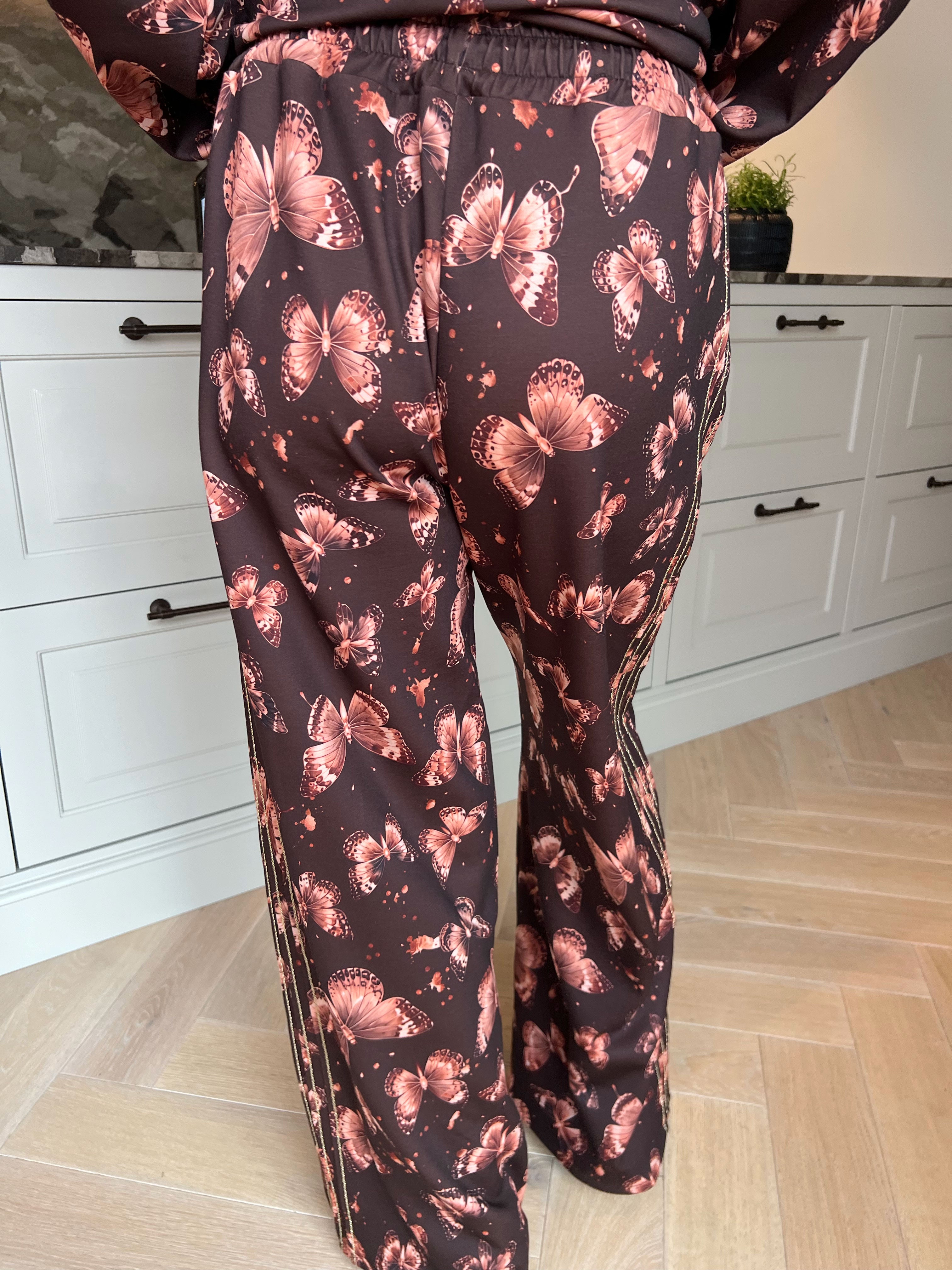 Dream Butterfly - Plus size joggingsæt i viskose med sommerfugleprint og ribkanter