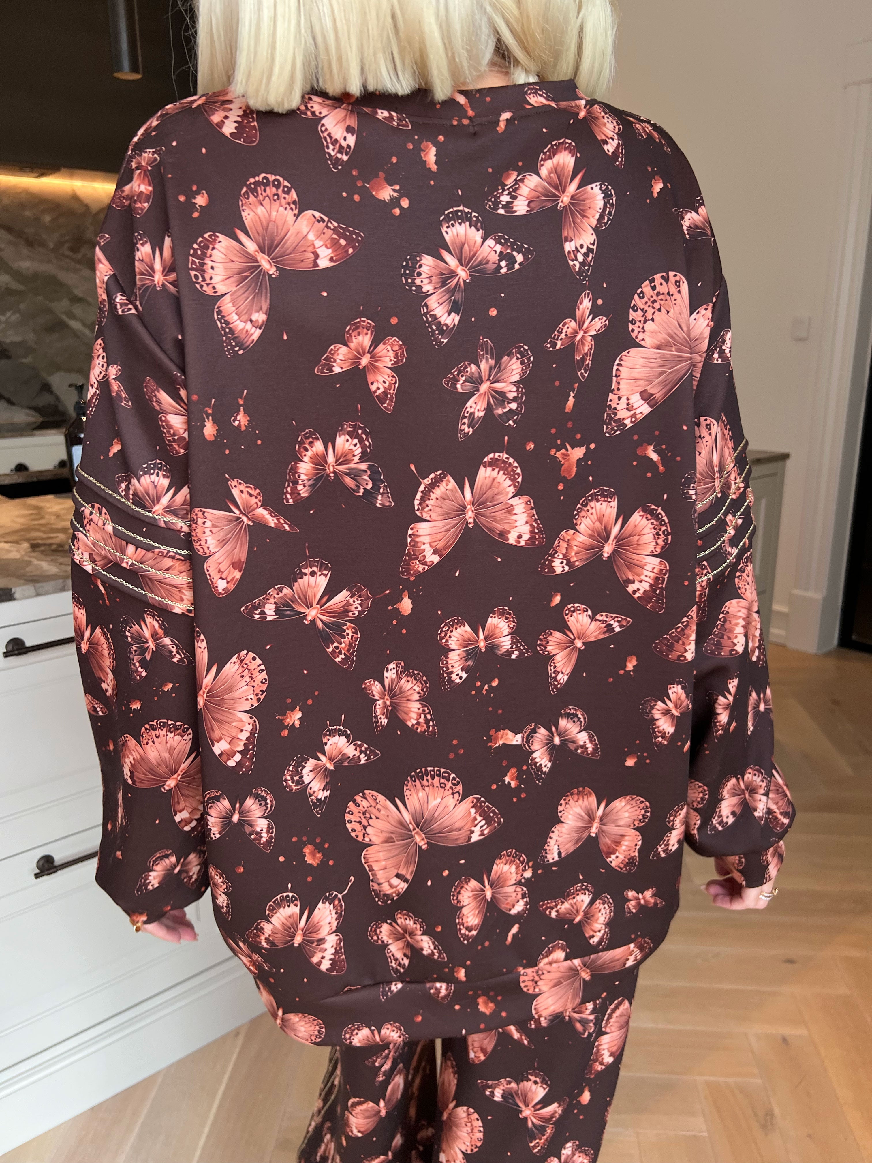 Dream Butterfly - Joggingsæt i viskose med sommerfugleprint, gulddetaljer og ribkanter