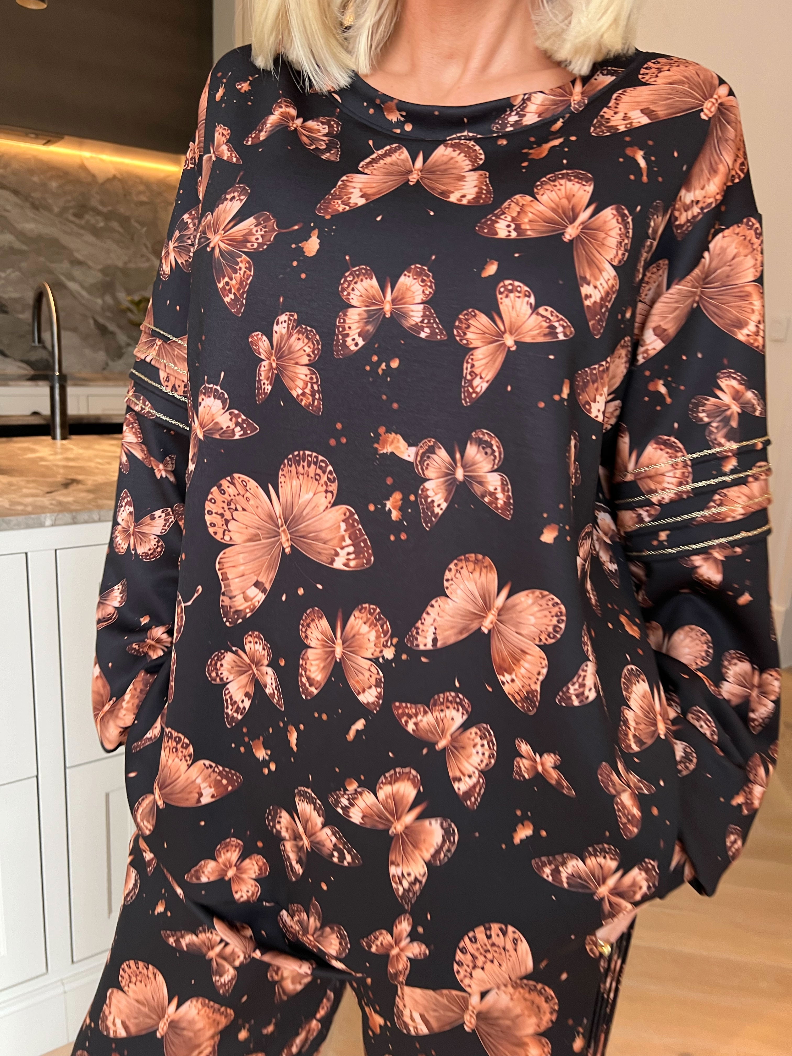 Dream Butterfly - Plus size joggingsæt i viskose med sommerfugleprint og ribkanter