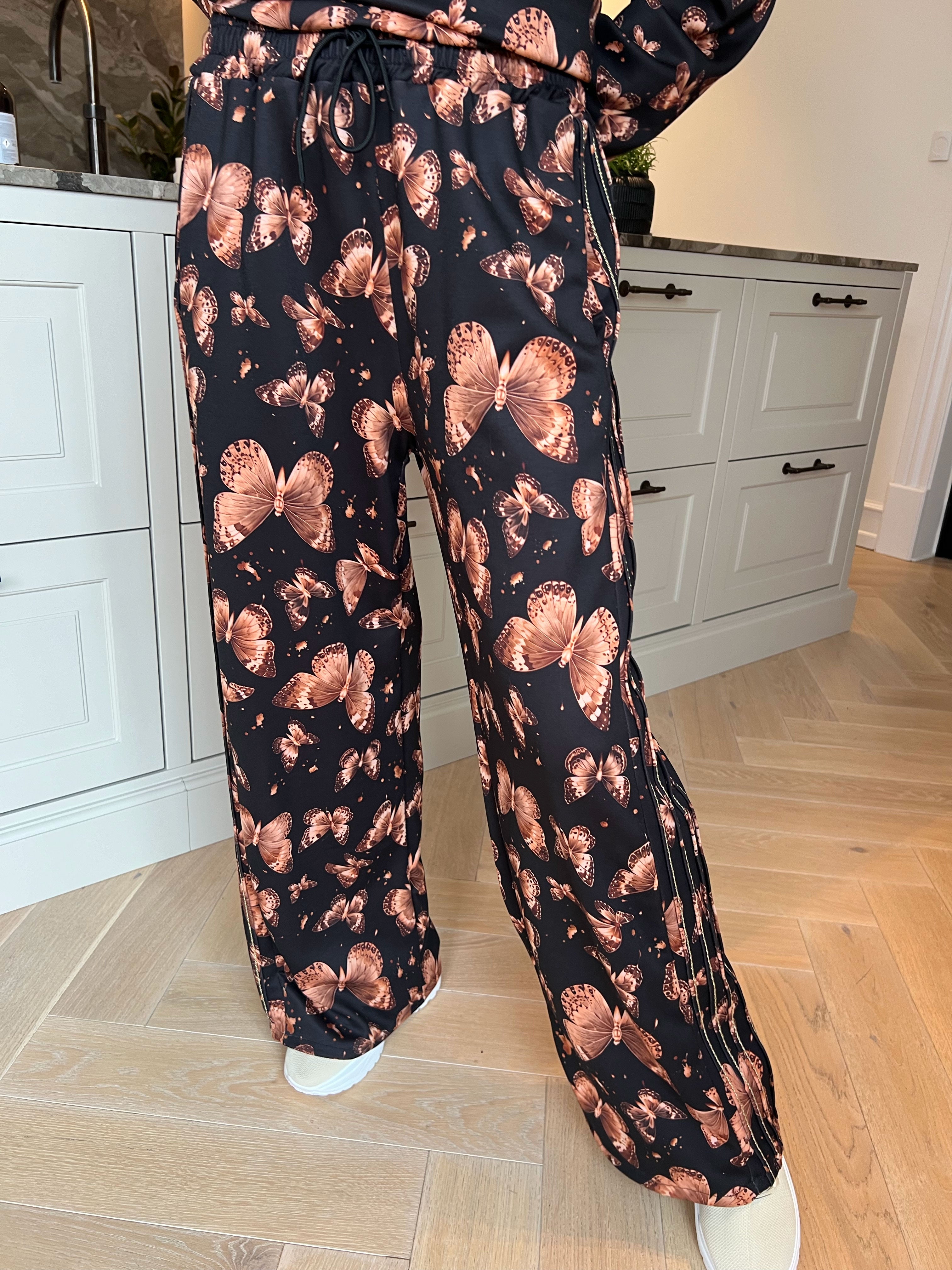 Dream Butterfly - Plus size joggingsæt i viskose med sommerfugleprint og ribkanter
