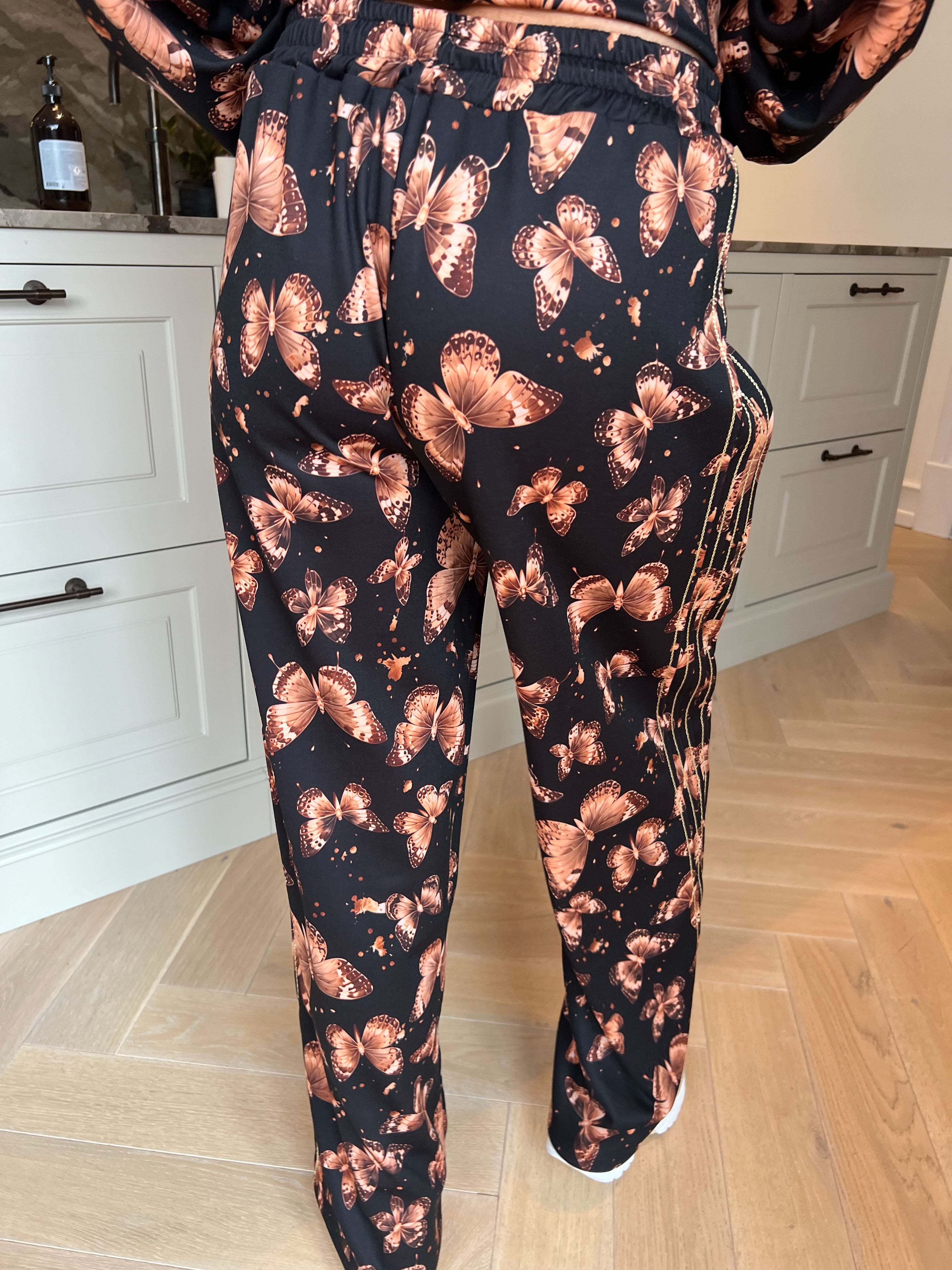 Dream Butterfly - Plus size joggingsæt i viskose med sommerfugleprint og ribkanter