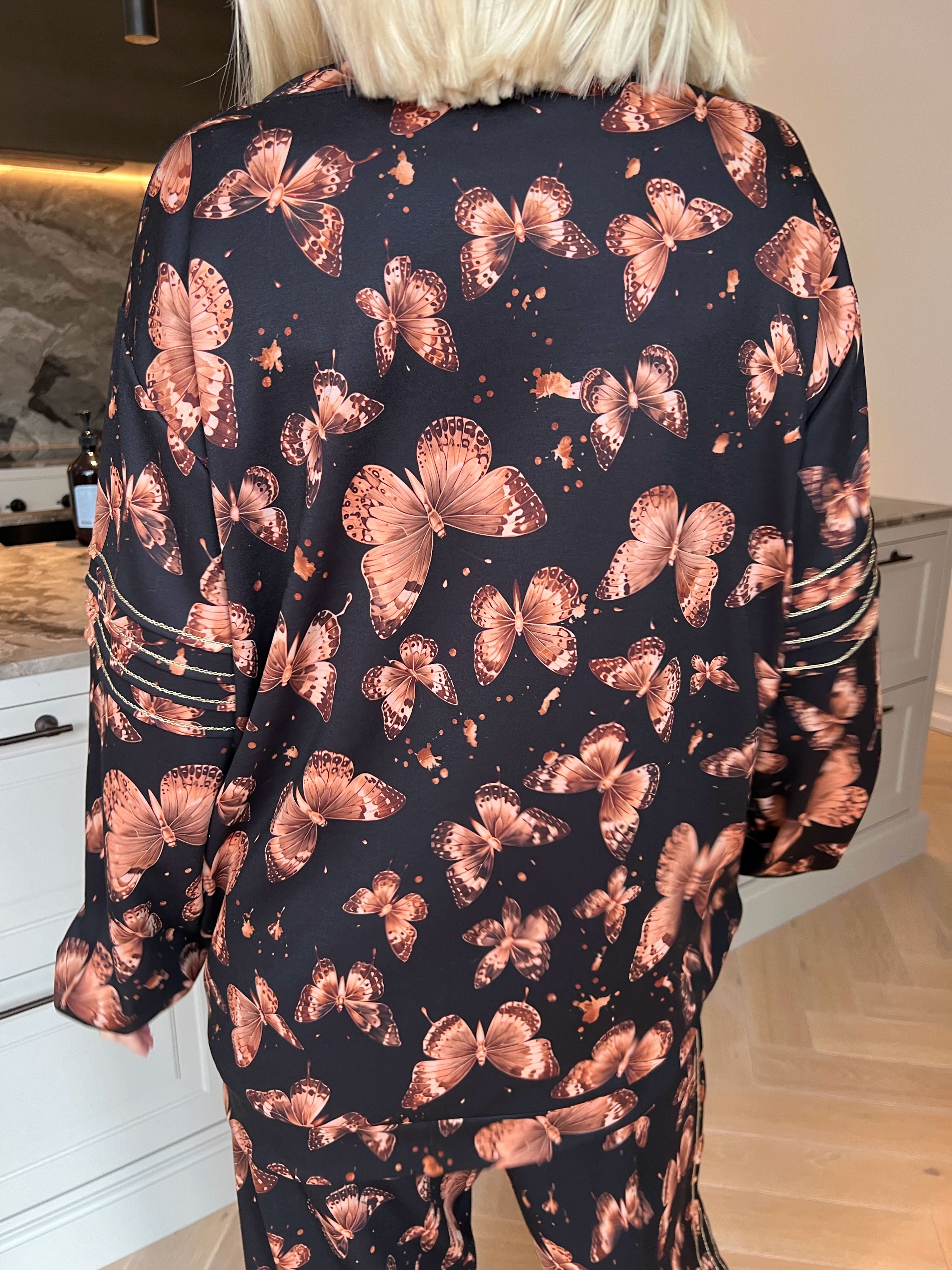 Dream Butterfly - Joggingsæt i viskose med sommerfugleprint, gulddetaljer og ribkanter