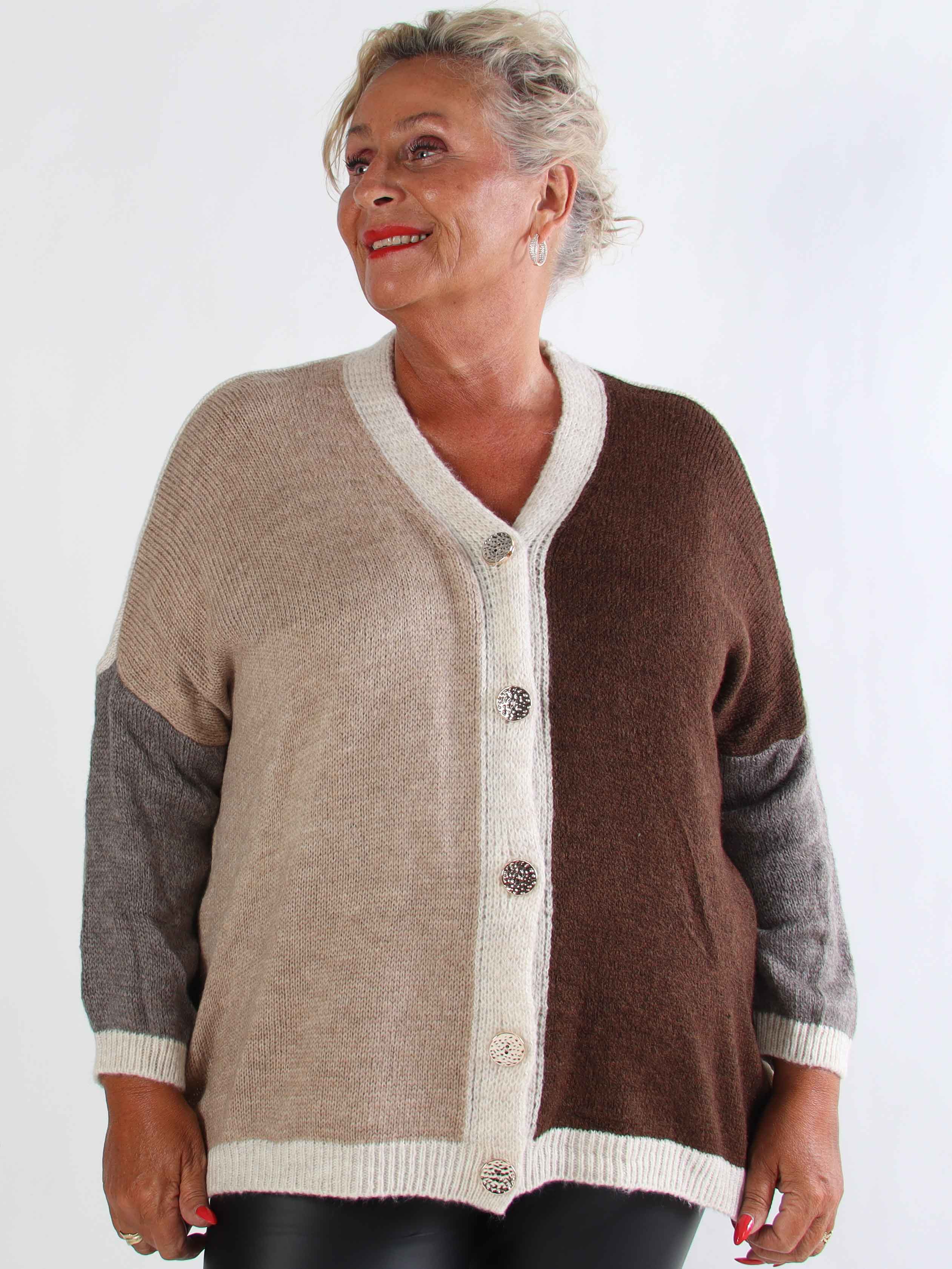 Hebe - Flerfarvet strikcardigan i plus size med guld knapper