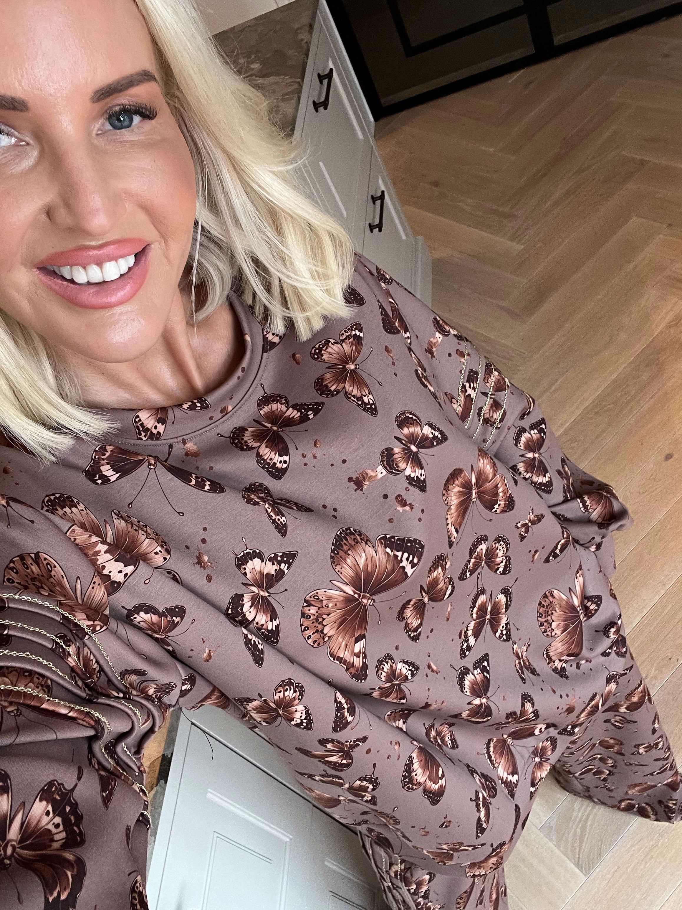 Dream Butterfly - Plus size joggingsæt i viskose med sommerfugleprint og ribkanter