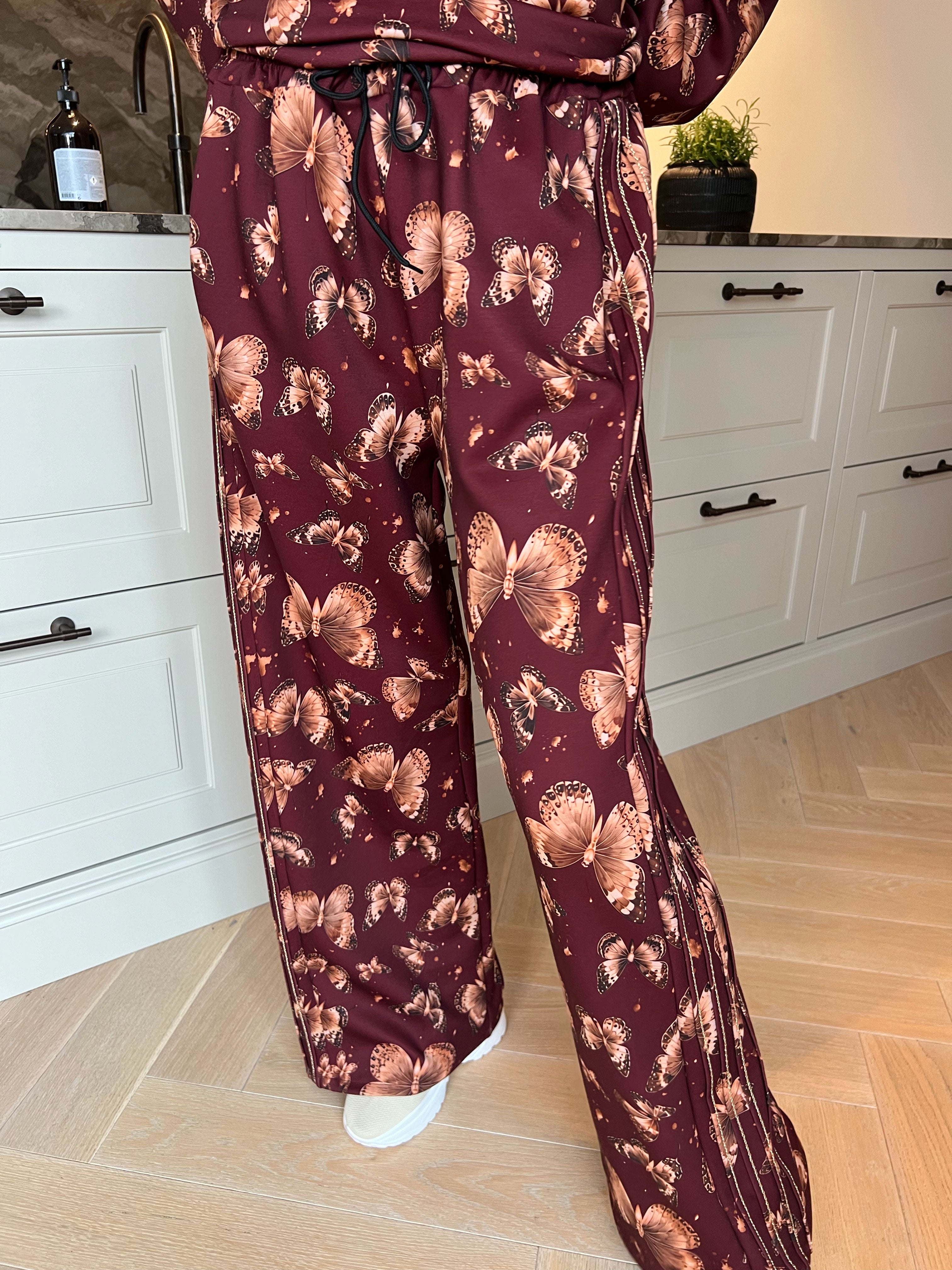 Dream Butterfly - Plus size joggingsæt i viskose med sommerfugleprint og ribkanter