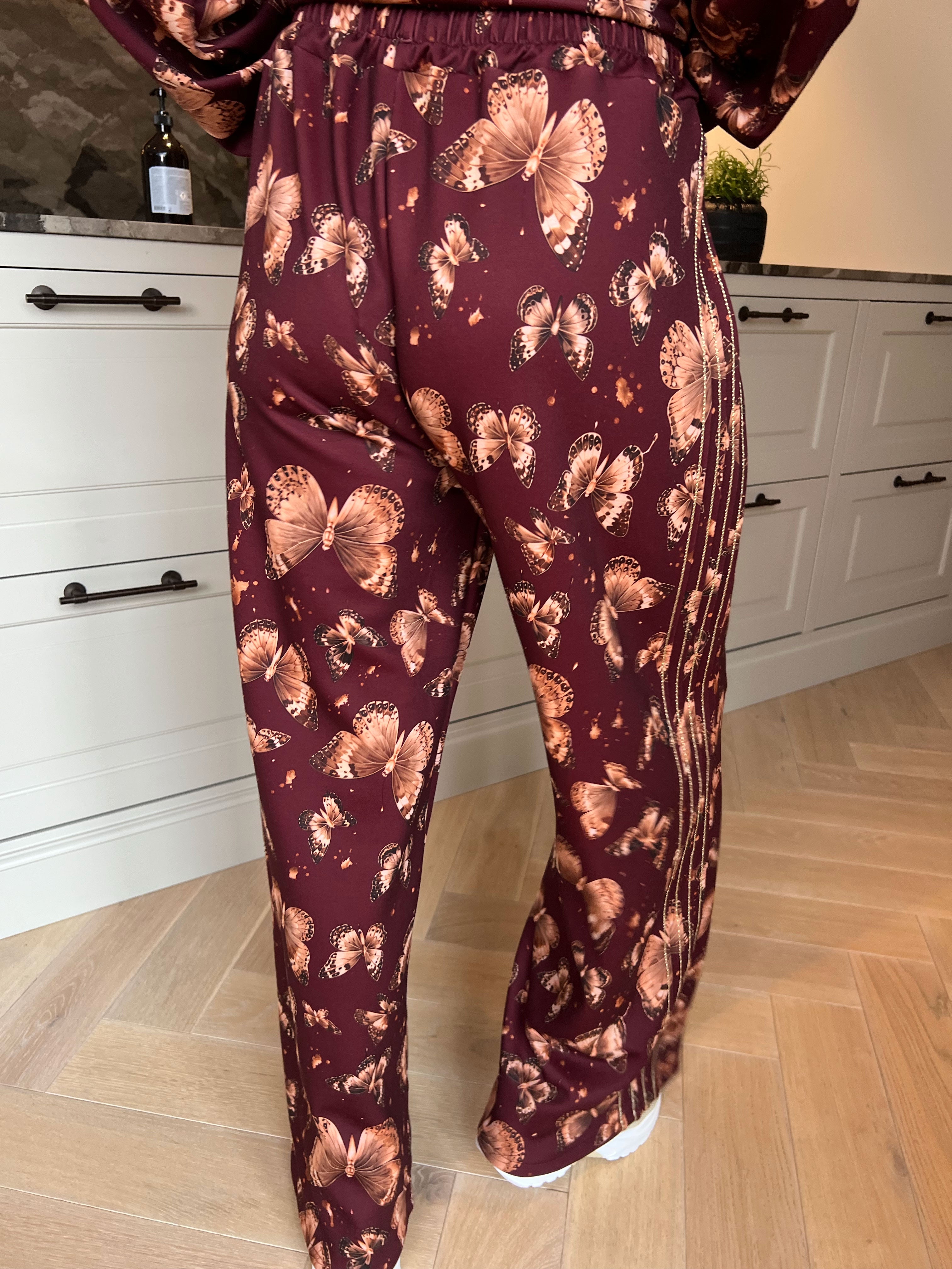 Dream Butterfly - Joggingsæt i viskose med sommerfugleprint, gulddetaljer og ribkanter