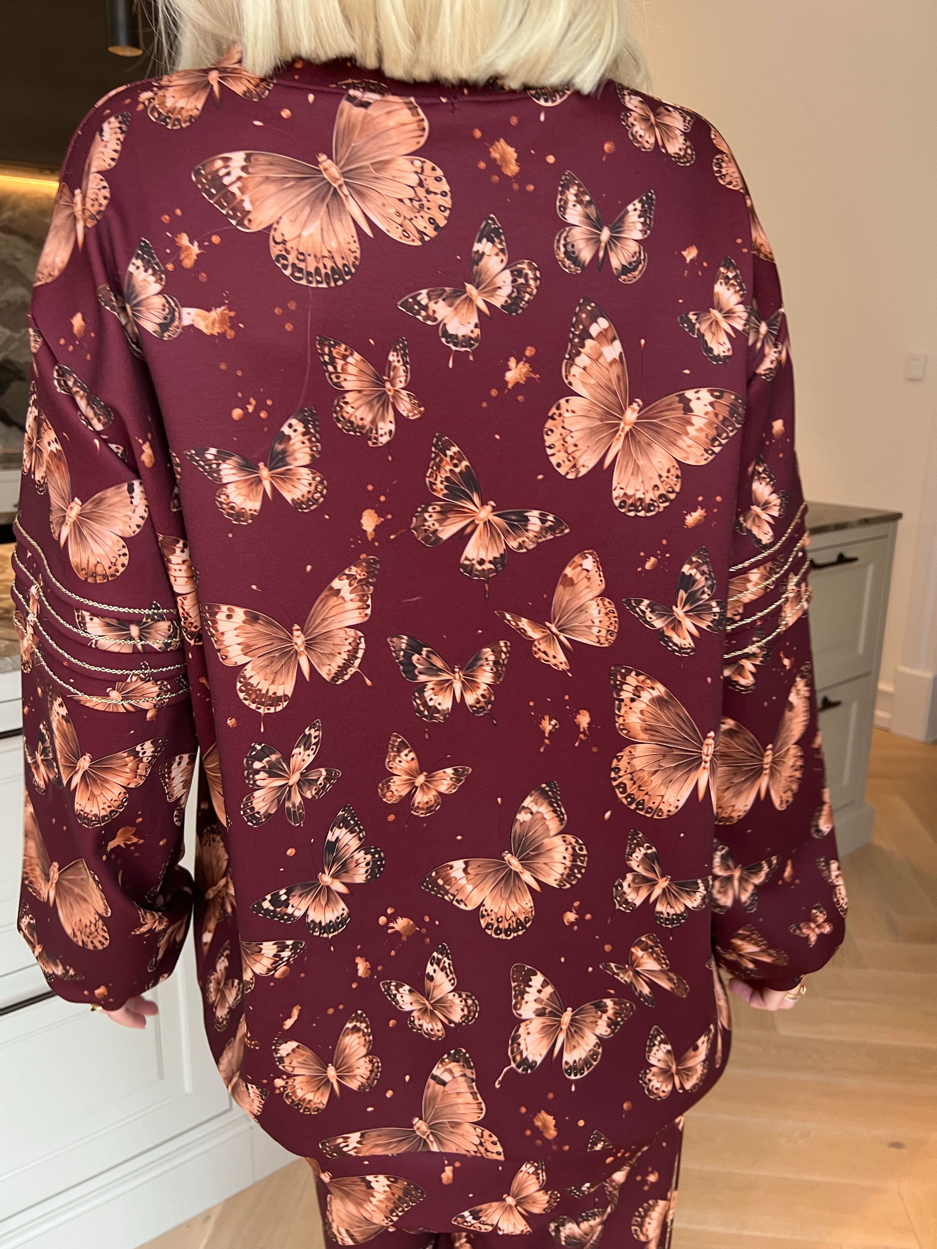 Dream Butterfly - Joggingsæt i viskose med sommerfugleprint, gulddetaljer og ribkanter