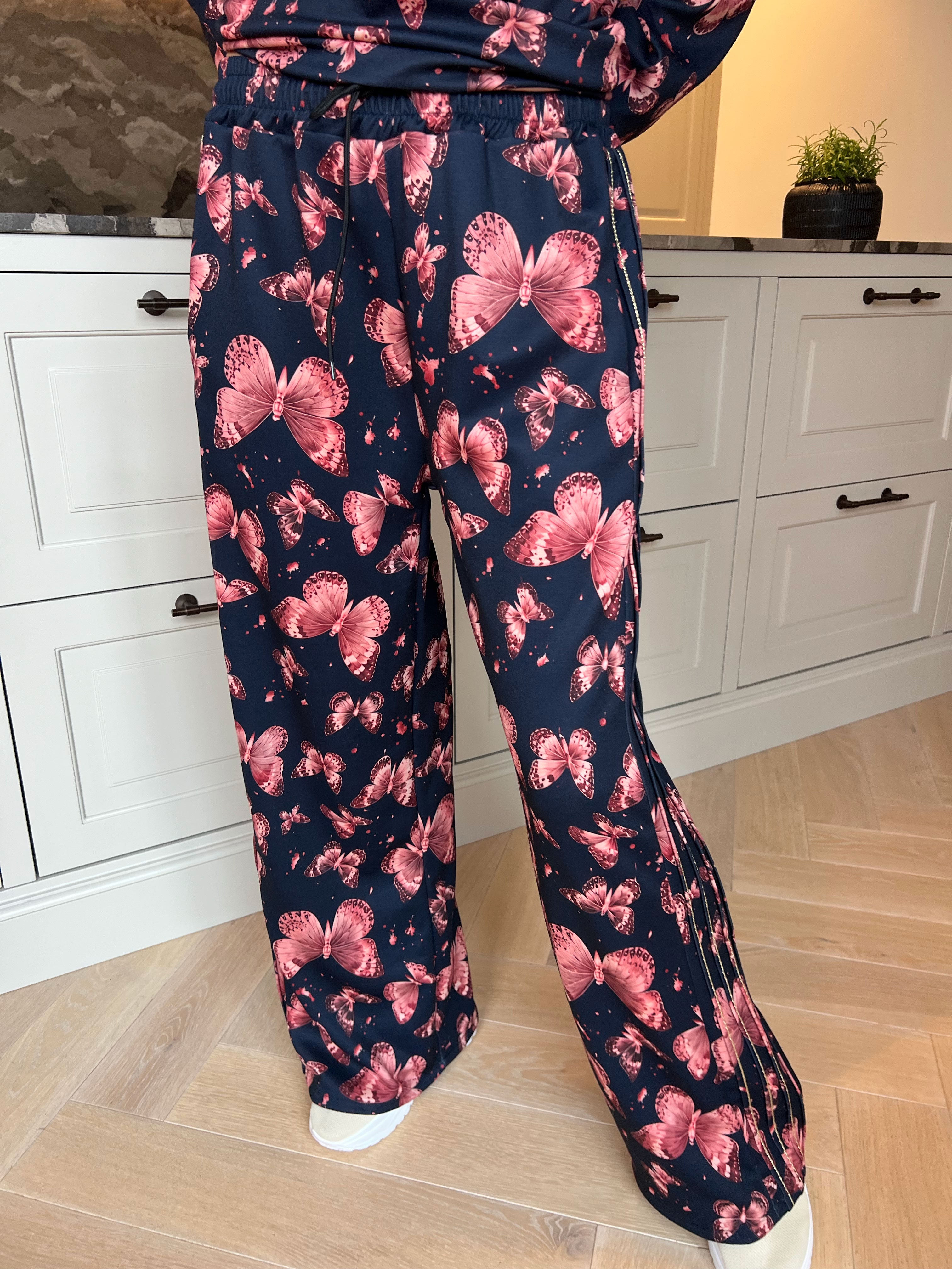 Dream Butterfly - Plus size joggingsæt i viskose med sommerfugleprint og ribkanter